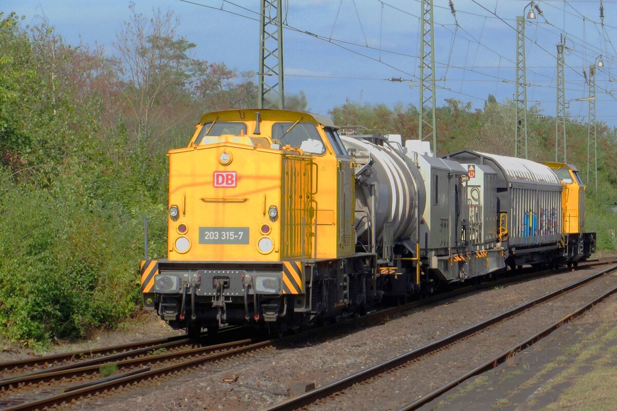 DB Bahnbau/Netz 203 315 bekommt das Hin-und-Her im Bahnhof Rheinhausen am 12 Juni 2022.
