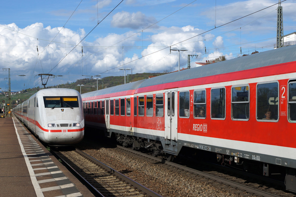 DB: Begegnung zwischen dem Regional- und Fernverkehr sowie von zwei Generationen in Weil am Rhein am 14. April 2016.
Foto: Walter Ruetsch