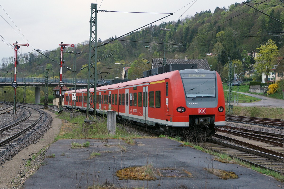 DB BR 425: Regionalbahn bei der Ausfahrt Horb Hbf nach Stuttgart Hbf mit 425 814-1 am 25. April 2015.
Foto: Walter Ruetsch 