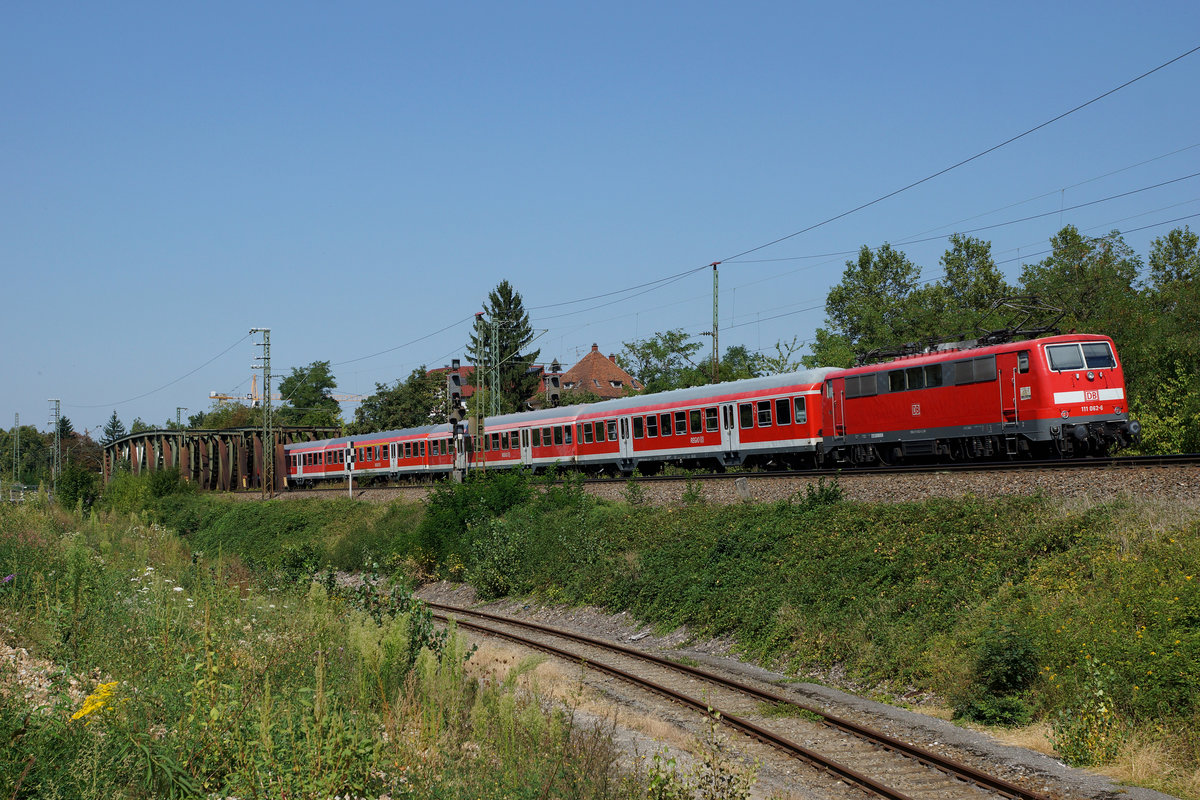DB: Durch den Ausbau des Bahnhofs Haltingen auf vier Geleise bleibt kein Stein mehr auf dem andern. Das historische Bahnhofsgebäude, der alte Güterschuppen, die Brücken sowie die Dikrektverbindung zum Güterbahnhof fallen dem Umbau zum Opfer. Diverse Änderungen gibt es in Zukunft auch bei den Rollmaterialeinsätzen. Die Züge Basel-HB - Hamburg mit BR 101 und moderisierten Bpm 51-Wagen fallen weg und auch die  fotogenen N-Wagen-Züge  mit BR 111 sollen durch modernere Kompositionen ersetzt werden. Eventuell fahren auch schon bald die neuen ICE IV anstelle von den alten ICE I in die Schweiz. Die Bildserie vom 9. September 2016 dokumentiert noch einmal den Ist-Zustand, bevor die Bagger auffahren werden.
Foto: Walter Ruetsch  