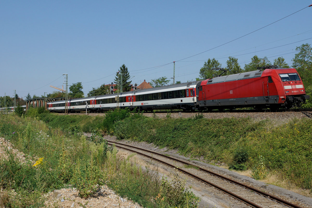 DB: Durch den Ausbau des Bahnhofs Haltingen auf vier Geleise bleibt kein Stein mehr auf dem andern. Das historische Bahnhofsgebäude, der alte Güterschuppen, die Brücken sowie die Dikrektverbindung zum Güterbahnhof fallen dem Umbau zum Opfer. Diverse Änderungen gibt es in Zukunft auch bei den Rollmaterialeinsätzen. Die Züge Basel-HB - Hamburg mit BR 101 und moderisierten Bpm 51-Wagen fallen weg und auch die  fotogenen N-Wagen-Züge  mit BR 111 sollen durch modernere Kompositionen ersetzt werden. Eventuell fahren auch schon bald die neuen ICE IV anstelle von den alten ICE I in die Schweiz. Die Bildserie vom 9. September 2016 dokumentiert noch einmal den Ist-Zustand, bevor die Bagger auffahren werden.
Foto: Walter Ruetsch  