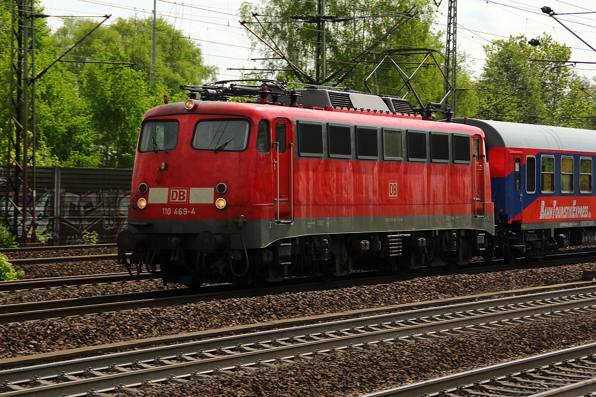 DB E10 469/6110 469-4 als Zuglok eines BTE Sonderzuges aus Hagen hier festgehalten w�hrend der Durchfahrt in Hamburg-Harburg. 05.05.2012