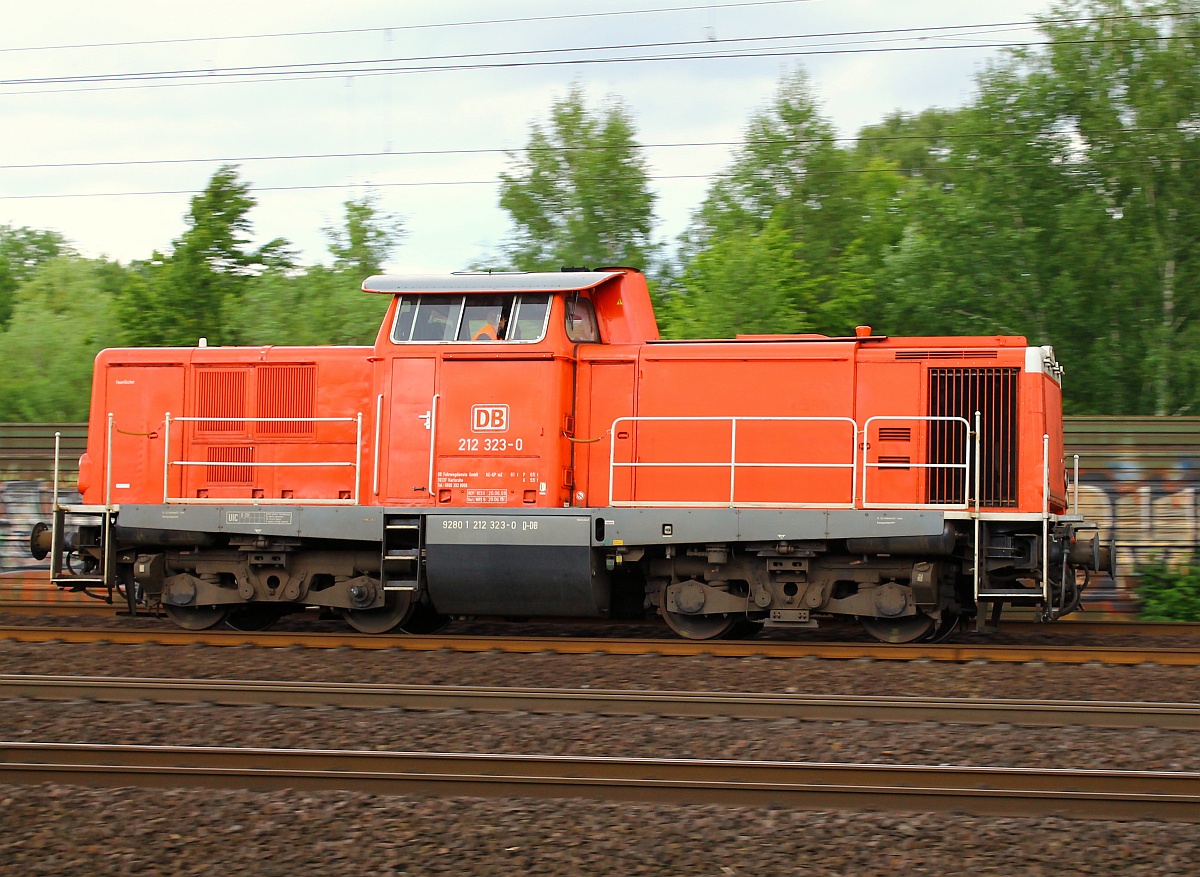 DB Fahrwegdienste 212 323-0 dieselt hier durch Hamburg-Harburg Richtung Maschen. HH-Harburg 30.05.2015