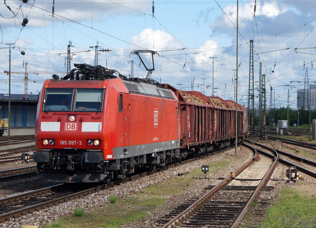 DB: Güterzug mit der 185 097-3 von Weil am Rhein herkommend anlässlich der Bahnhofsdurchfahrt Badischer Bahnhof Basel vom 23. Juni 2015.
Foto: Walter Ruetsch
