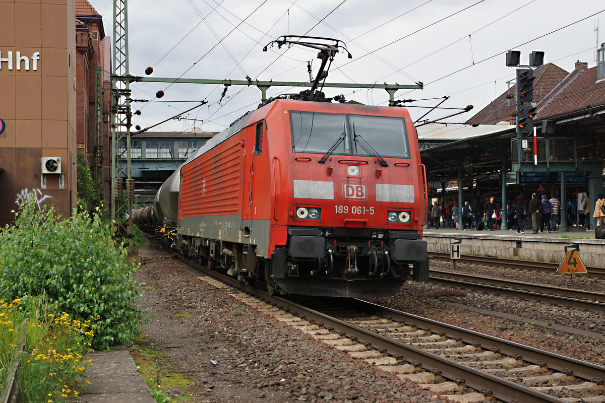 DB: Langer Kesselwagenzug mit der 189 064-5 anlässlich der Bahnhofsdurchfahrt Hamburg-Harburg vom 9. August 2016.
Foto: Walter Ruetsch