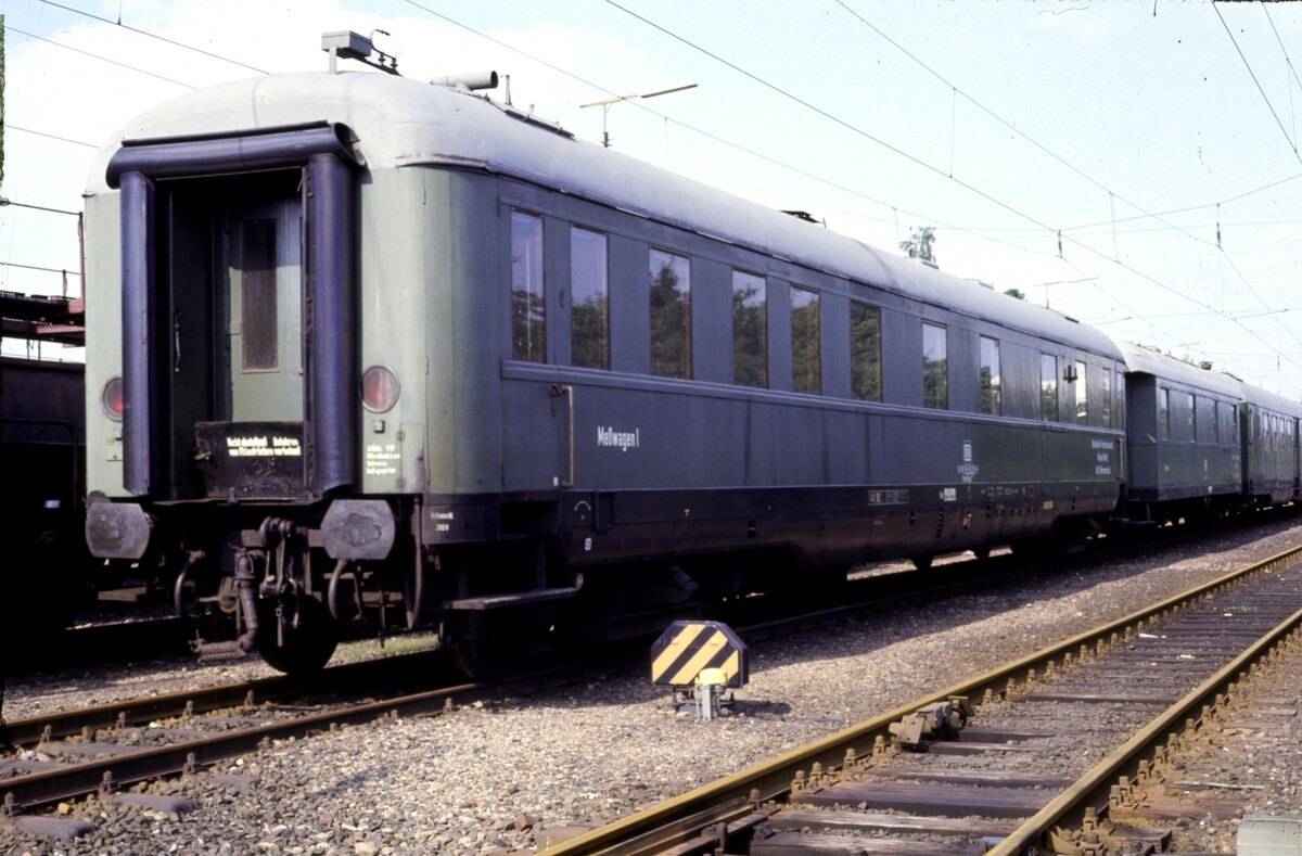DB Messwagen 1 ; 51 80 99-60 015-8 Dienst�g (e) 318 DB Han Minden, ex Sch�rzenwagen; davor befindet sich ein Heizwagen in M�nchen-Freimann am 26.06.1982.