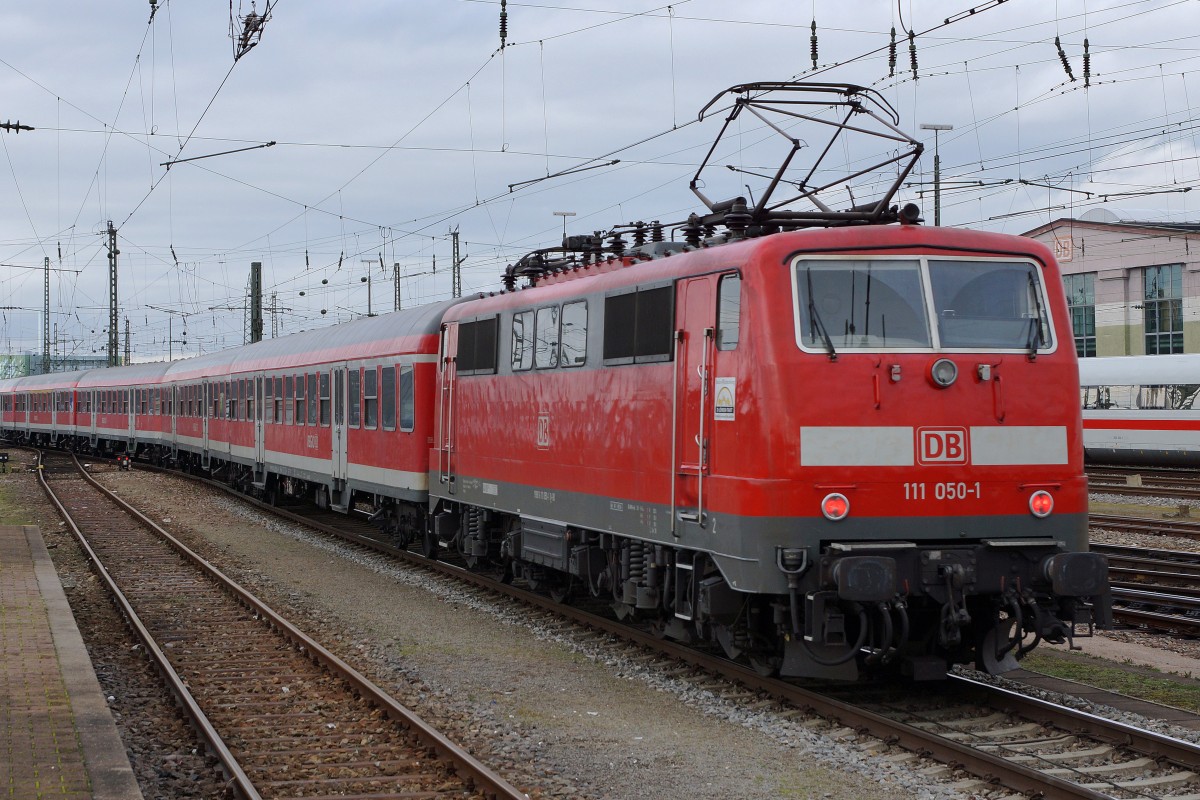 DB: N-Wagenpendel nach Offenburg mit der 111 050-1 bei der Ausfahrt Basel Badischer Bahnhof am 29. Januar 2016.
Foto: Walter Ruetsch   