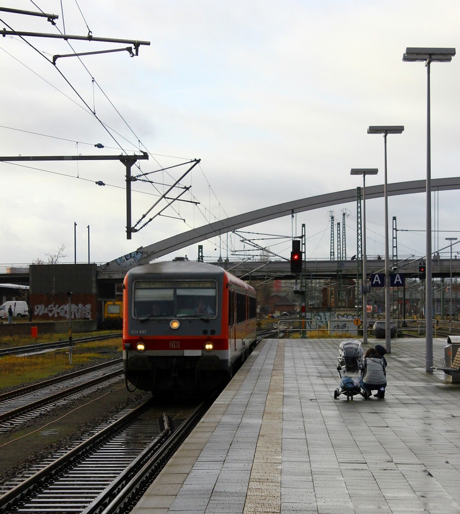 DB Regio AG Region Nordost Rostock Hbf 0628 587-7/0928 587-4(REV/FK X/24.09.08, Verl/WR/05.09.16) als RE4 von und nach Polen bei der Einfahrt in Lübeck. 12.12.2015