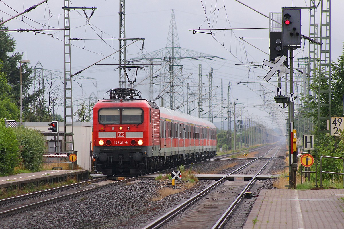 DB Regio Kiel 143 311-9(REV/LD X/02.10.08, Verl/AK/26.08.15)mit dem wg der Bauarbeiten bei Nortorf neu geschaffenen RE 75(Rendsburg-Flensburg) aufgenommen bei der Einfahrt in Jübek bei Schleswig. 27.07.15