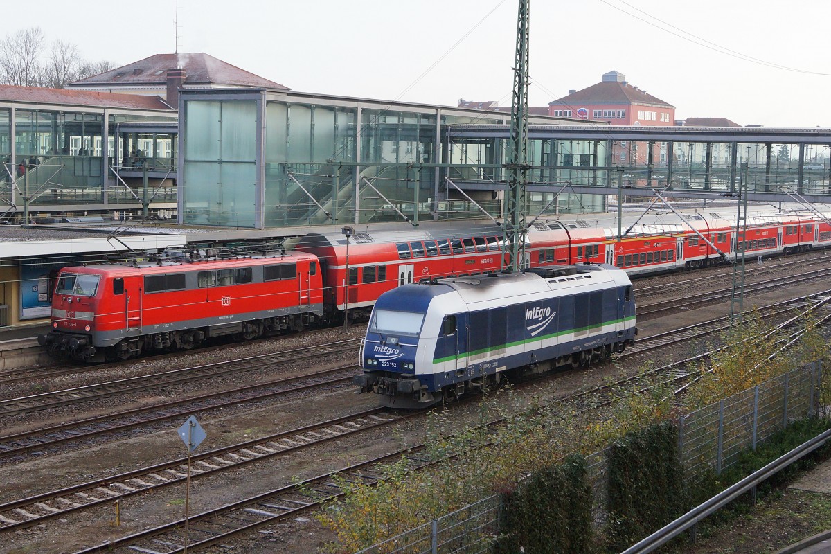DB Regio/IntEgro: Interessante Begegnung ALT-NEU mit der 111 106-1 und der 223 152 in Rgensburg Hauptbahnhof am frühen Morgen des 22. November 2014.
Foto: Walter Ruetsch