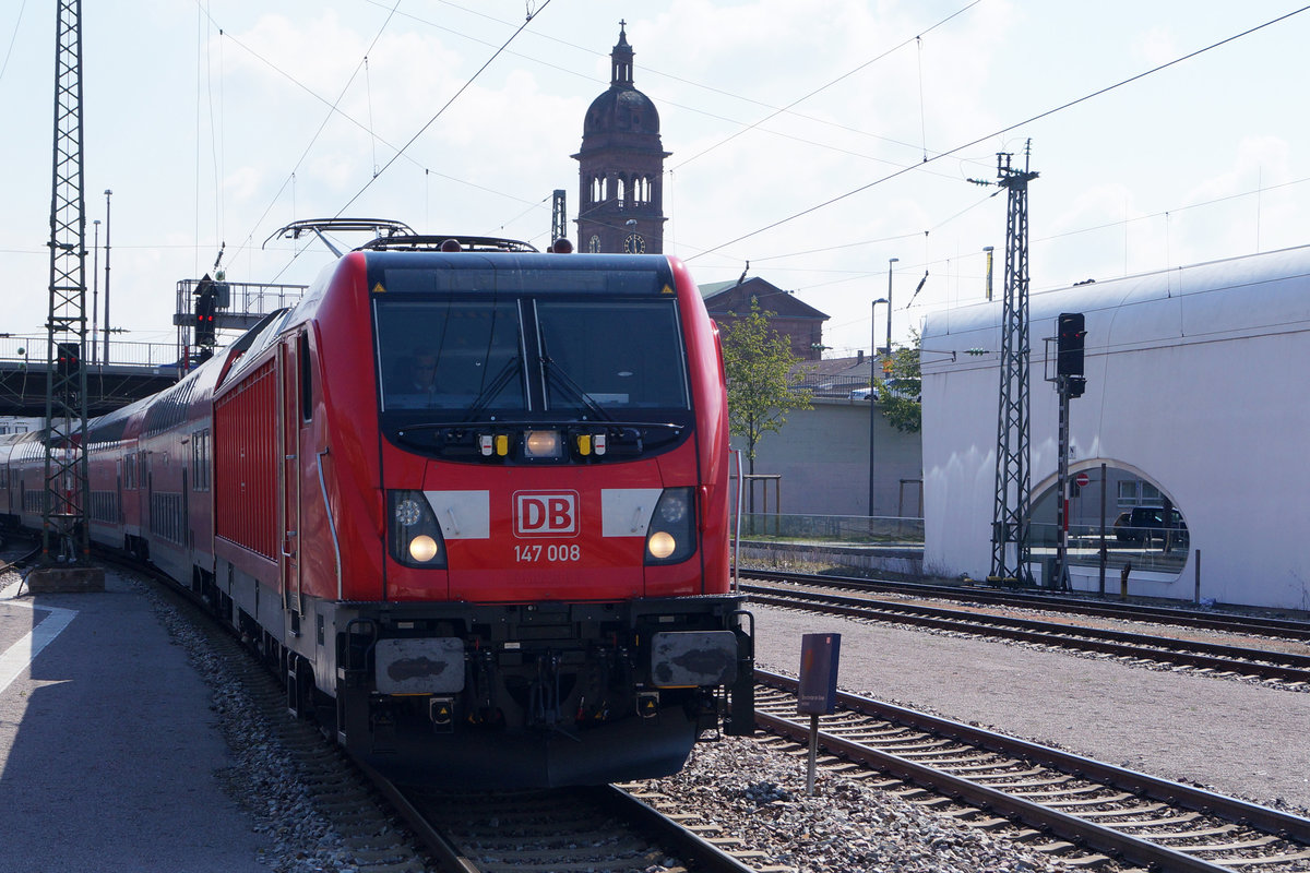 DB: Sämtliche RE Karlsruhe-Stuttgart werden mit der BR 147 geführt. Die neue 147 008 bei der Einfahrt Pforzheim am 28. April 2017-
Foto: Walter Ruetsch