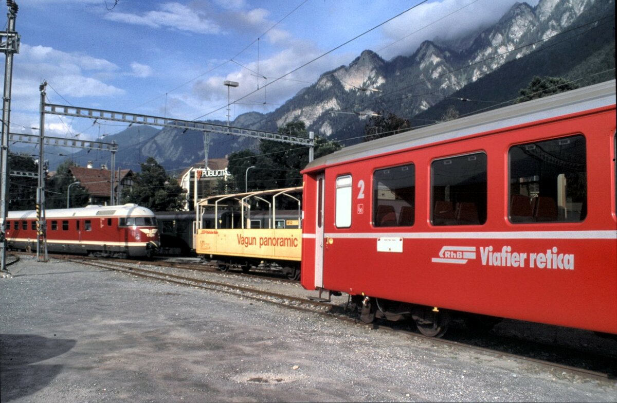 DB VT 08 520 in Chur und RhB-Wagen am 30.08.1999.