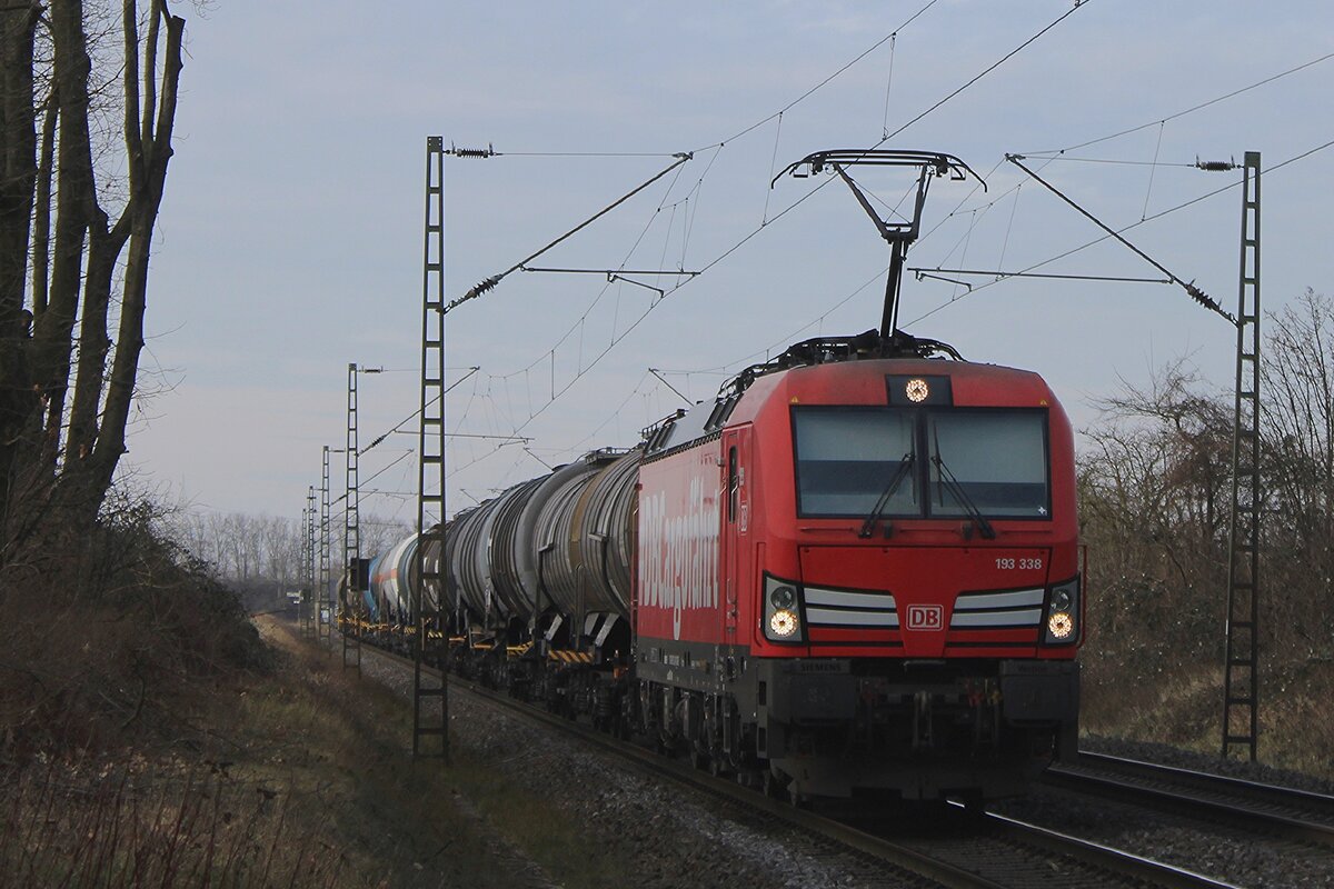 DBC 193 338 zieht ein Kesselwagenzug durch Kaarst am 21 Februar 2025.