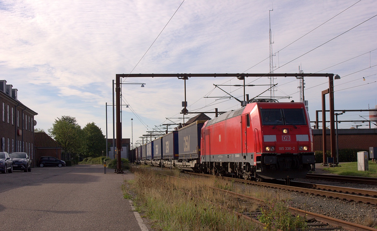 DBCSC 185 336-2(REV/LD X/12.02.16) mit KLV Zug Einfahrt Padborg/DK, 02.09.2020