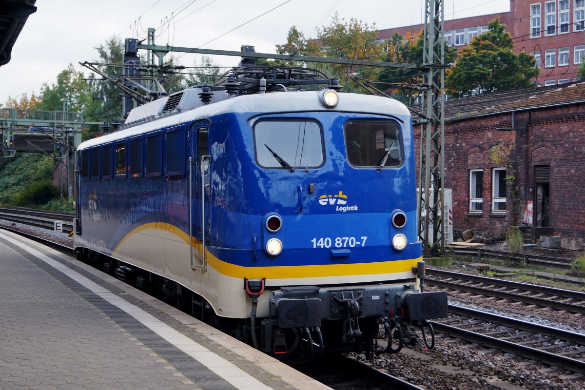 DB/evb: Die evb 140 870-7 (ehemals DB) als Lokzug in HAMBURG HARBURG am 13. Oktober 2015.
Foto: Walter Ruetsch