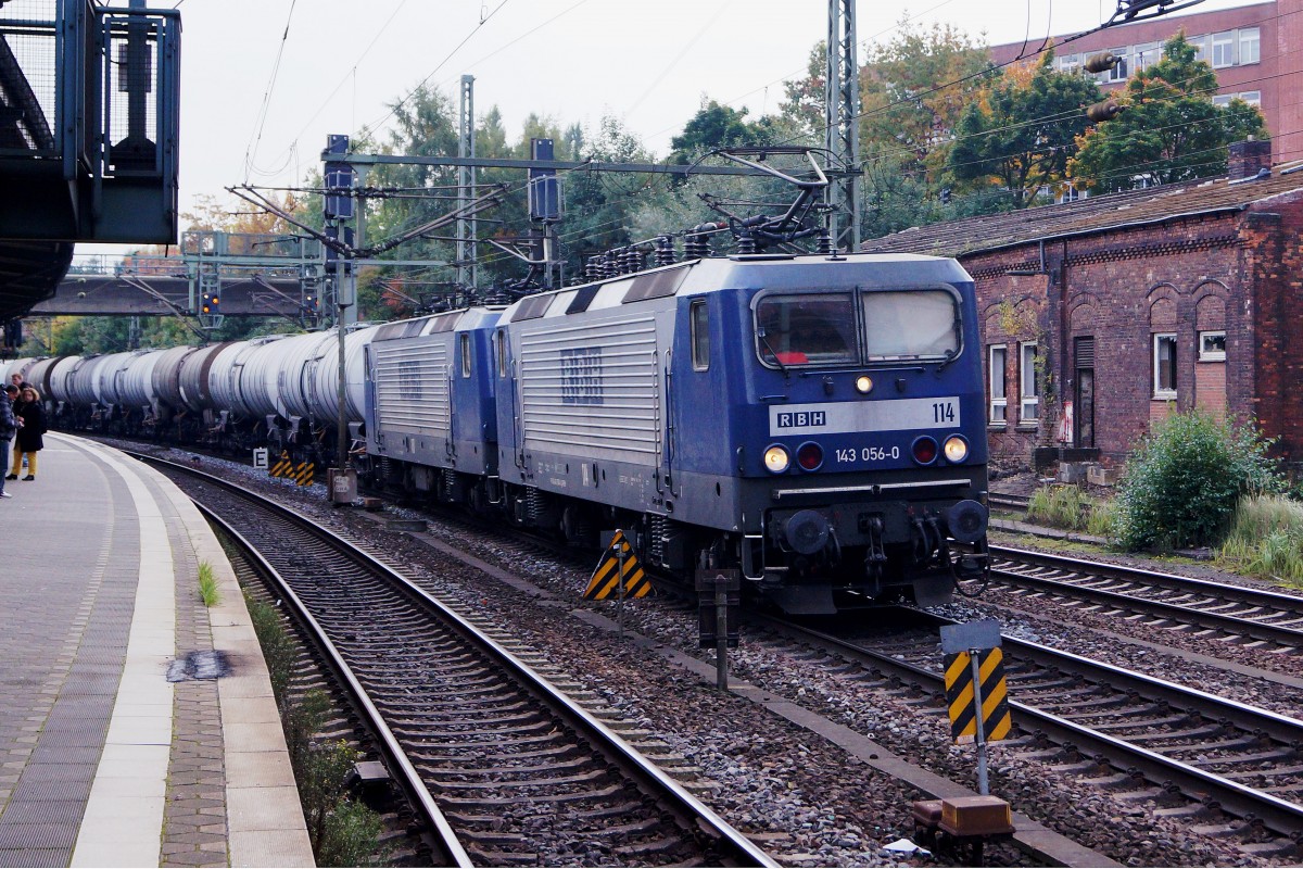 DB/RBH: Langer Kesselwagenzug der RBH-Locistics mit Doppeltraktion der BR 143 (ehemals DB/DDR) anl�sslich der Bahnhofsdurchfahrt HAMBURG HARBURG am 13. Oktober 2015.
Foto: Walter Ruetsch 