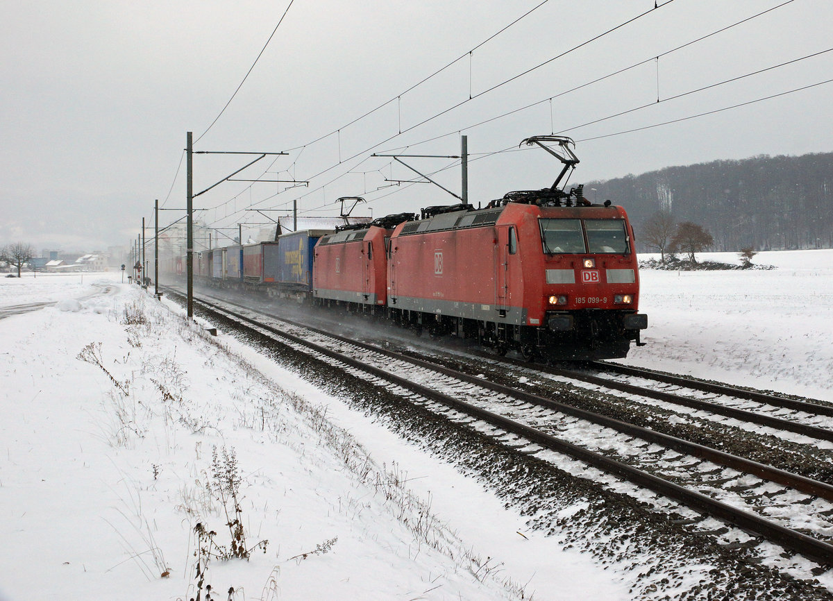 DB/SBB: Ein Güterzug mit BR 185 auf der alten Stammstrecke bei Bettenhausen am 17. Januar 2017 auf der Fahrt in den Süden. An der Spitze des Zuges eingereiht war die 185 099-9.
Foto: Walter Ruetsch