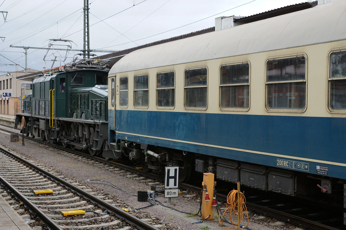 DB/SBB HISTORIC: 
R�ckf�hrung der Ce 6/8 III 14305 von Meiningen bis Olten nach zwei Jahren.
Die �berfuhr  wurde vom 3. November bis 5. November 2017 durch das Team L�tzel durchgef�hrt. Als Zugloks standen die 140 423 sowie die 218 460 vom DB Museum Koblenz im Einsatz. Als Begleitwagen f�r Eisenbahnfreunde wurden zwei Bm und der Clubwagen mitgef�hrt. Die 218 460 machte sich bereits kurz nach der Ankunft in Singen nach der Betankung als Lokzug auf die R�ckfahrt. In Schaffhausen wurden die Ce 6/8 III 14305 und die Begleitwagen von der Be 4/7 12504 �bernommen f�r die Weiterfahrt nach Olten.
Die Aufnahmen vom 5. November 2017 dokumentieren die Ankunft in Singen.
Foto: Walter Ruetsch  