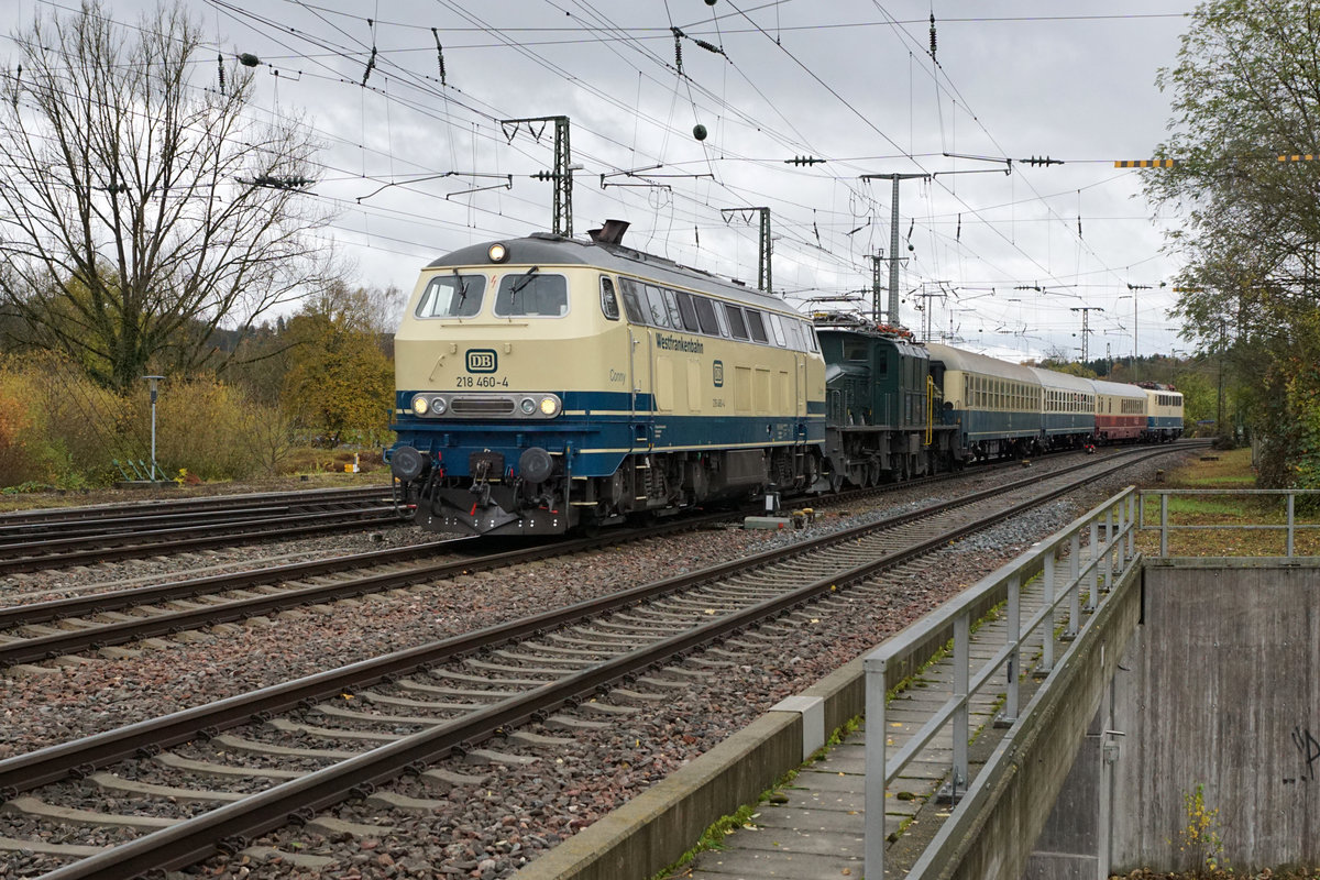 DB/SBB HISTORIC: 
Rückführung der Ce 6/8 III 14305 von Meiningen bis Olten nach zwei Jahren.
Die Überfuhr  wurde vom 3. November bis 5. November 2017 durch das Team Lützel durchgeführt. Als Zugloks standen die 140 423 sowie die 218 460 vom DB Museum Koblenz im Einsatz. Als Begleitwagen für Eisenbahnfreunde wurden zwei Bm und der Clubwagen mitgeführt. Die 218 460 machte sich bereits kurz nach der Ankunft in Singen nach der Betankung als Lokzug auf die Rückfahrt. In Schaffhausen wurden die Ce 6/8 III 14305 und die Begleitwagen von der Be 4/7 12504 übernommen für die Weiterfahrt nach Olten.
Die Aufnahmen vom 5. November 2017 dokumentieren die Ankunft in Singen.
Foto: Walter Ruetsch  