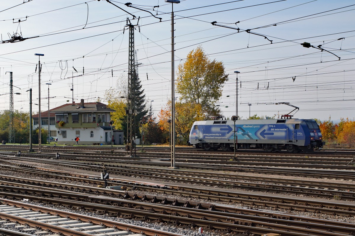 DB/TFG: Die schönen blauen Albatross-Express-Lokomotiven der BR 152 fahren leider auch auf anderen Bahnhöfen auf dem falschen Geleise beim Fotografieren. So ein weiteres Mal am 30. Oktober 2015 in Weil am Rhein.
Foto: Walter Ruetsch