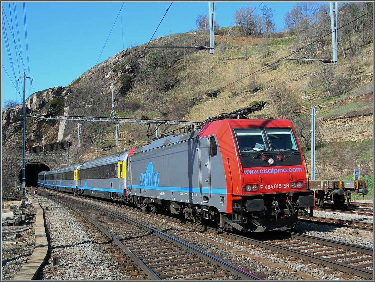 Dei SBB Re 484 015 erreicht mit einem EC nach Milano Ausserberg an der L�tschberg-S�drampe. 
16. M�rz 2007