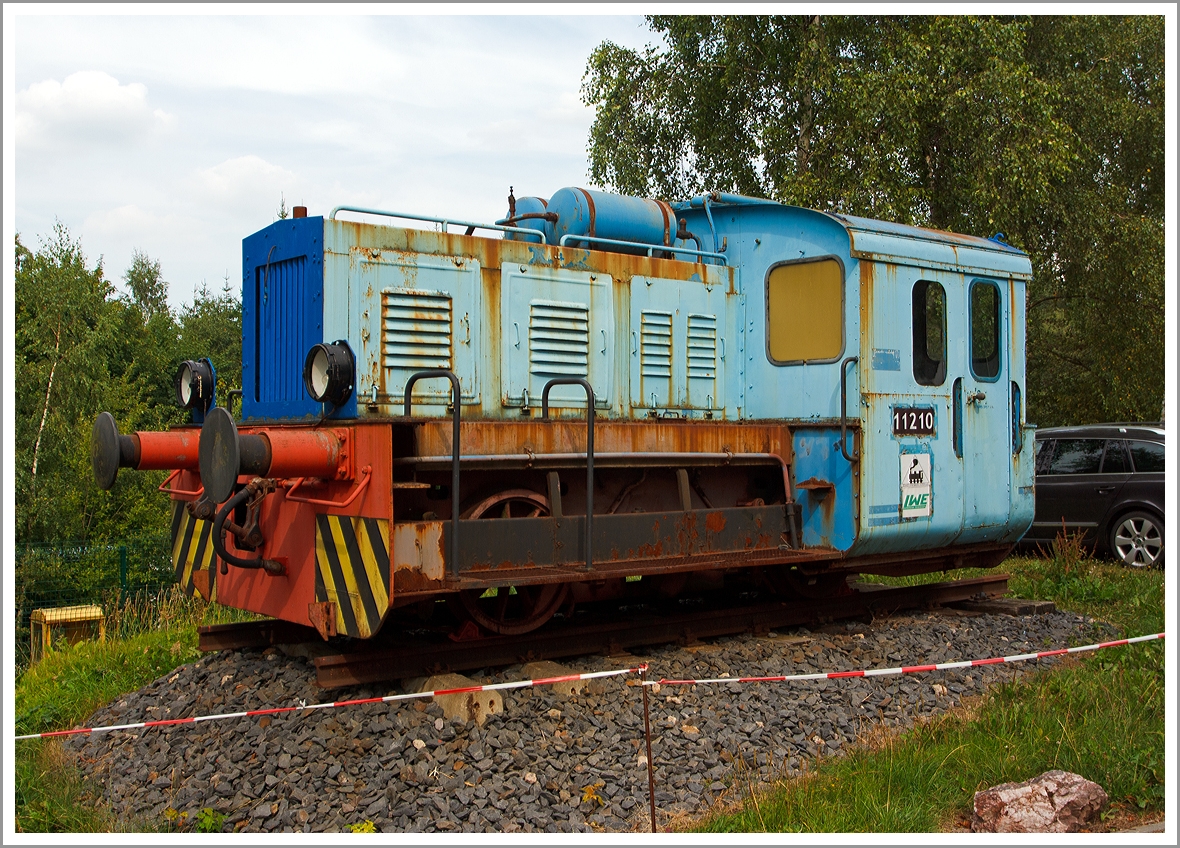 Denkmallok  112 10  der Lichtenhainer Waldeisenbahn 
am 24.08.2013 in Lichtenhain a.d. Bergbahn.

Die LKM-Lok vom Typ N 4b wurde 1956 von LKM (VEB Lokomotivbau Karl Marx Babelsberg unter der Fabriknummer 251129 gebaut und an die VEB Zementwerke Karsdorf/Unstrut geliefert. Mitte der 1960er Jahre ging sie dann an die GHG - VEB Großhandelsgesellschaft Lebensmittel in Jena, 1993 kam sie dann zum Jenaer Eisenbahn-Verein e. V., bis sie dann 2006 zur Lichtenhainer Waldeisenbahn kam.

Von 1953 bis 1958 baute LKM insgesamt 253 Lokomotiven des Typs N 4. Es handelte sich dabei um eine Weiterentwicklung der O&K-Vorkriegstypen RL 7 bzw. RL 8. Der LKM ging aus dem Werk der Maschinenbau und Bahnbedarf Aktiengesellschaft, vormals Orenstein & Koppel, Berlin (MBA) hervor.


Technische Daten:
Spurweite:  1.435 mm
Bauart: B-dm
Länge über Puffer: 6.400 mm
Achsstand:  2.500 mm
kleinster befahrbarer Gleisbogen:  40 m
Dienstgewicht : 17 t
Achslast: 8,5 t
Kraftstoffvorrat:  110 l
Leistung:  90 PS (66 kW)
Motor : 6 Zylinder / 4-Takt Dieselmotor vom VEB Dieselmotorenwerk Schönebeck
Getriebe: mechanisches 4-Gang-Getriebe
Höchstgeschwindigkeit:  30 km/h
   

