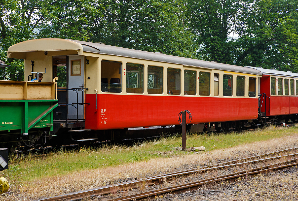 Der 1.000 mm 1./2. Klasse KAB4i Schmalspur-Personenwagen AB 38 IBS (IBS = Interessengemeinschaft Brohltal-Schmalspureisenbahn), der Gattung KAB4i, ex BOB AB 205, am 24.05.2015 im Bahnhof Brohl BE.

Der Leichtstahlwagen mit offenen Plattformen wurde 1952 von SIG (Schweizerische Industrie-Gesellschaft) f�r die BOB (Berner Oberland Bahn) gebaut und als BOB BC 205 geliefert.

Zwischen 1951 und 1956 lieferte die Schweizerische Industrie Gesellschaft (SIG) der BOB 12 Plattform-Personenwagen der Gattungen BC4 und C4. Die Wagen hatte ein WC in der Wagenmitte eingebaut, hingegen wurde die Plattform offen ausgef�hrt, also auf T�ren und Stirnwand verzichtet. Schon nach kurzer Zeit wurden die Wagen in AB und B umbezeichnet. �ber 40 Jahre verkehrten diese ansprechenden Wagen auf den Strecken der BOB, zeitweise sogar in direkten Z�gen der Br�nigbahn von Luzern nach Grindelwald/Lauterbrunnen. Seit den 90er-Jahren wurden einige Wagen aus dem Betrieb genommen. Ab dem Jahr 2000 wurden alle Wagen verkauft, sieben gingen zur Brohltalbahn (33–39) nach Deutschland und f�nf zur CFBS (Chemin de Fer de la Baie de Somme) nach Frankreich.

TECHNISCHE DATEN:
Spurweite: 1.000 mm (Meterspur)
Anzahl der Achsen: 4
L�nge �ber Puffer: 17.630 mm
Drehzapfenabstand: 13.540 mm
Eigengewicht: 14 t
Sitzpl�tze: 66 (18 in der 1. Klasse und 48 in der 2. Klasse)
H�chstgeschwindigkeit: 75 km/h (bei der BOB, auch SBB/LSE)
Zugelassen f�r Steilstrecke (50 ‰ bei der Bohltalbahn)
Bremse: O-P

