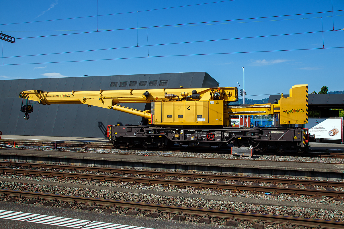 Der 110t - KIROW Gleisbauschienenkran KRC 1010 der Vanomag AG, Mechanischer Gleisbau, (CH 6304 Zug), Kran XI, Schweres Nebenfahrzeug Nr. 99 85 9219 031-3 CH-VMG VTmaass, abgestellt am 07.06.2015 in Z�rich-Tiefenbrunnen. 

Der 110-t-Eisenbahndrehkran (auch Gleis- und Br�ckenbaukran) wird f�r den Aus-und Einbau von schweren Betonweichen, Gleisjochen und Hilfsbr�cken sowie f�r die Montage von Ingenieurbauwerken eingesetzt. Bei Havarien auf Bahnstrecken leistet er schnelle Hilfe zum Bergen schwerer Lasten.

Der Kran wurde 2009 von Kirow Ardelt GmbH in Leipzig unter der Fabriknummer 152000 gebaut. Die maximalen Tragf�higkeiten sind abgest�tzt 110 t und freistehend 80 t.

Technische Daten:
Spurweite: 1.435 mm (Normalspur)
L�nge �ber Puffer: 14.000 mm
Achsanzahl: 8
Drehzapfenabstand: 9.000 mm
Drehzapfenabstand im Drehgestell 1 und 2: 2.300 mm
Achsabstand in den Einzeldrehgestellen: 1.100mm
Ergebene Achsabst�nde in m: 1,1 / 1,2 / 1,1/ 5,6 / 1,1 / 1,2 / 1,1
Achsfolge: 1'A'1A'A1'A1'
Eigengewicht: 109 t (in Transportstellung) / 143 t (Arbeitsgewicht)
Achslast: 13,7 t (in Transportstellung)
Fahrgeschwindigkeit im Zugverband: 120 km/h
Fahrgeschwindigkeit mit Eigenantrieb: 25 km/h (Steigf�higkeit
max. 50 ‰)
Dieselmotor: wassergek�hlter 6-Zylinder -Reihenmotor, vom Typ Cummins QSB 6.7 mit Abgasturboaufladung und  Ladeluftk�hlung 
Motorleistung:  ca. 200 kW
Not-Dieselmotor: luftgek�hlter 2-Zylinder-Viertakt-Dieselmotor mit Direkt-Einspritzung, vom Typ Hatz 2 G 40 mit ca. 15 kW Leistung
kleinster befahrbarer Radius: 80 m