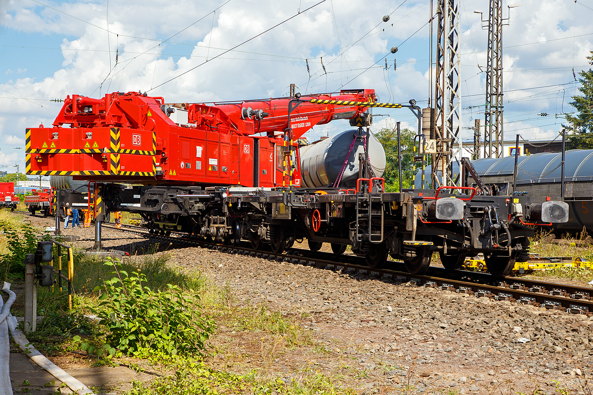 
Der 120 t-Kran 732 003 (D-DB 99 80 9471 003-0) ein Kirow MULTI TASKER KRC 1200 am 02.09.2020 im Bahnhof Niederlahnstein, wo am 30.08.2020 ein Kesselwagenzug entgleiste.