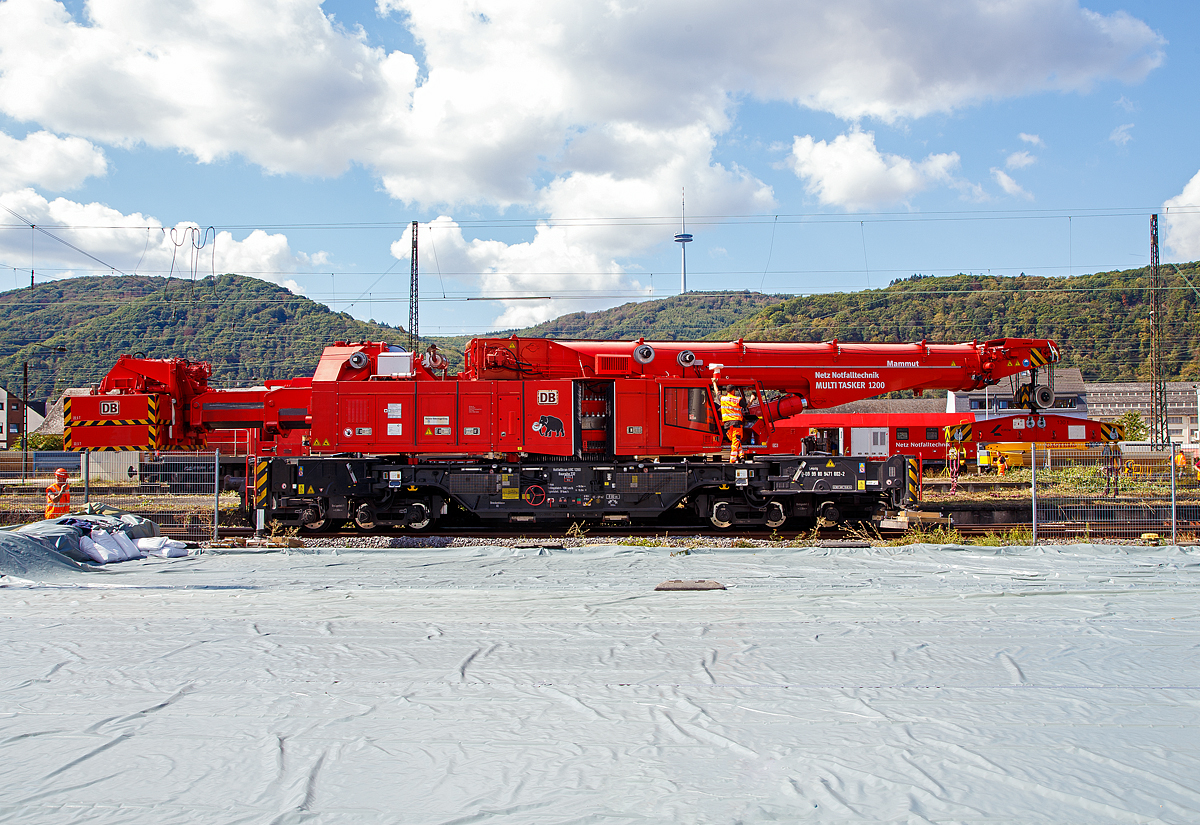 
Der 120t - Eisenbahnkran 732 002  Mammut   (Schweres Nebenfahrzeug Nr. D-DB 99 80 9 471 002-2) der DB Netz AG, Maschinenpool, Standort Leipzig, wird am 02.09.2020 beim Bahnhof Niederlahnstein auf seinen Einsatz vorbereitet. Im Bf Niederlahnstein war am 30.08.2020 ein Kesselwagenzug entgleist.

Der Notfallkran ein Kirow MULTI TASKER KRC 1200 er wird von der DB als Baureihe 732 gef�hrt. Er wurde 2012 von Kirow in Leipzig unter der Fabriknummer MT2012170384 gebaut und ist in Leipzig stationiert. Die DB Netz AG hat f�nf Notfallkrane (drei dieser KRC 1200 und zwei kleinere KRC 910) bis 2016 bestellt. Zu diesen Kranen geh�ren immer ein Gegenlastwagen, ein Schutzwagen, sowie ein Materialwagen.

TECHNISCHE DATEN von dem Kran:
Spurweite: 1.435 mm
Achsfolge: 1'A'1A'A1'A1'
Eigengewicht (in Transportstellung) : 110,0 t
L�nge �ber Puffer: 15.000 mm
Motorleistung: 254 kW bei 2.200 U/min
max. Geschwindigkeit im Zugverband: 100 km/h
max. Geschwindigkeit im Eigenantrieb: 19 km/h
Achsanzahl: 8 (in 4 Drehgestelle bzw. 2 Doppeldrehgestelle)
Drehzapfenabstand: 10.000 mm
Drehzapfenabstand im Drehgestell 1 und 2: 2.300 mm
Achsabstand in den Einzeldrehgestellen: 1.100mm
Ergebene Achsabst�nde in m: 1,1 / 1,2 / 1,1/ 6,6 / 1,1 / 1,2 / 1,1
Radsatzlast Transport Kran: max. 13,8 t
H�he in Transportstellung: 4.300 mm
Breite in Transportstellung: 3.100 mm
max. Ausladung vor Puffer: 21.000 mm
max. Traglast bei max. Ausladung: 40 t
Gr��te m�gliche Traglast: 150 t (abgest�tzt) / 120t (freistehend)
max. Hakenh�he: 24.000 mm
hintere Ausladung (Gegenwicht): 7,9 m–13,5 m
Zul. Anh�ngelast: 200 t
Kleinster befahrbarer Radius: 90 m (120 m im Schleppbetrieb)
