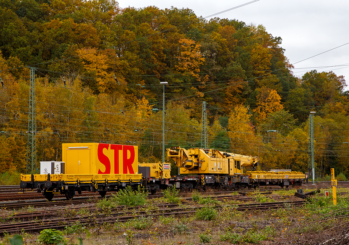 Der 150 t Kirow Gleisbaukran KRC 1200+ (ein Kirow MULTI TASKER KRC 1200+,  99 80 9419 005-0 D-BRS  „DONAU“  (ex 97 82 55 508 17-5) der STRABAG Rail GmbH ist am 27.10.2021 in Transportstellung in Betzdorf/Sieg abgestellt.  BRS steht für Strabag BMTI Rail Service GmbH (Berlin). 

Der Kranzug besteht im Einzelnen von rechts nach links) aus: 
• 4-achsiger Schutzwagen auslegerseitig, 99 80 9320 005-8 D-BRS, beladen u.a. mit den zugeh. Traversen, hier in der Transportstellung wird der Kranausleger hydraulisch auf dem Schutzwagen abgestützt. Durch die Abstützung wird die Achslast und folglich die Streckenlast (Meterlast) vom Kran auf max. 7,4 t/m reduziert.
• Der eigentliche Gleis- und Weichenbaukran Kirow MULTI TASKER KRC 1200+ „Donau“.
• Der vierachsige Gegenlastwagen 99 80 9320 001-7 D-BRS (ein Drehgestell-Flachwagen). Auf dem Wagen liegen die Gegengewichte (Gegenlast) zum Kran, zudem wird auch hier in der Transportstellung das Gegenlast-Teleskop hydraulisch auf dem Gegenlastwagen abgestützt. Durch die Abstützung wird die Achslast und folglich die Streckenlast (Meterlast) vom Kran auf max. 7,4 t/m reduziert. Im Kranbetrieb können die am Wagen liegende Gegengewichte vom Gegenlast-Teleskop automatisiert aufgenommen werden. Zudem kann eine Lastablegung (Gegengewicht) auf Gegengewichtswagen im Kranbetrieb für eine Achslastreduzierung erfolgen.
• Der Zweiachsige Flachwagen mit Seiten-, Stirnwandklappen und Drehrungen, 23 62 3329 003-0 CG-BRS der Gattung Kgs-z, (eingestellt in Montenegro), beladen mit einem 20“-Werstatt-Container und einem ELCOS-Stromaggregat.

Der Kran wurde 2009 von Kirow Ardelt AG in Leipzig unter der Fabriknummer 152500 gebaut. Er wird als Schweres Nebenfahrzeug Nr.: 99 80 9419 005-0 (ehemals 97 82 55 508 17-5) geführt und hat die EBA-Nr. EBA 09C02A001. Der Gegenlastwagen 2009 unter der Fabriknummer 152600 gebaut.

Der Kran gehört zu einer der größten Gleisbaukranklassen, hat aber in der Transportstellung durch die Abstützungen auf den Kranauslegerschutzwagen und den Gegenlastwagen geringere Streckenlast (Meterlast) von max. 7,4 t/m, als seine kleineren Brüder.
Das Gegengewicht ist ausfahrbar und separat bis ± 30º  schwenkbar, sodass ein Einschwenken in den Bereich des Nachbargleises vermieden und ein profilfreies Arbeiten ermöglicht wird.

TECHNISCHE DATEN von dem Kran:
Spurweite: 1.435 mm
Eigengewicht  (in Transportstellung) : 111,0 t 
Länge über Puffer:  15.000 mm  (+13.000 mm Gegenlastwagen,+ 20.000 mm Ausleger-Schutzwagen)
Motorleistung:  254 kW bei 2.200 U/min
max. Geschwindigkeit im Zugverband: 100 km/h
max. Geschwindigkeit im Eigenantrieb: 19 km/h
Achsanzahl:  8 (in 4 Drehgestelle bzw. 2 Doppeldrehgestelle)
Drehzapfenabstand: 10.000 mm
Drehzapfenabstand im Drehgestell 1 und 2: 2.300 mm
Achsabstand in den Einzeldrehgestellen: 1.100mm
Ergebene Achsabstände in m: 1,1 / 1,2 / 1,1/ 6,6 / 1,1 / 1,2 / 1,1
Achsfolge: 1'A'1A'A1'A1'
Radsatzlast Transport Kran: max. 13,8 t
Radsatzlast Gegengewichtswagen:  max. 20,0 t
Meterlast (Streckenlast) in Transportstellung Kran max.: 7,4 t/m
Höhe in Transportstellung:  4.300 mm
Breite in Transportstellung:  3.100 mm
max. Ausladung vor Puffer:  21.000 mm
max. Traglast bei max. Ausladung:  40 t
Größte mögliche Traglast: 150 t (abgestützt)  / 120t (freistehend)
max. Hakenhöhe:  24.000 mm
hintere Ausladung (Gegenwicht):  7,9 m–13,5 m
Zul. Anhängelast: 160 t
Kleinster befahrbarer Radius: 80 m (120 m im Schleppbetrieb)

Besondere Ausstattung:
Überhöhenausgleich 180 mm
Schwenkradius ± 360º
Abstützung teleskopierbar bis 8 m Abstützbasis
profilfreies Arbeiten bis ± 30º
