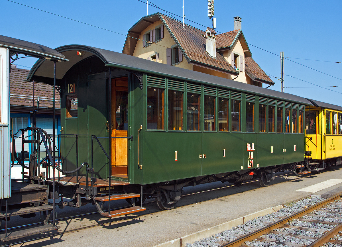 
Der 2-achsige Abteilwagen ex RhB  AB 121 (1. u. 2. Klasse) der Museumsbahn Blonay-Chamby, hier am 27.05.2012 im Bahnhof Blonay.Ein ehemals luxuri�ser Wagen f�r die Albulabahn (mit 4 Abteilen und WC), erkennbar an der originellen Fenstereinteilung. 

Der Wagen wurde 1903 bei SIG (Schweizerische Industrie-Gesellschaft) f�r die Er�ffnung der Albulabahn gebaut.  Mit Er�ffnung der Albulabahn der Rh�tischen Eisenbahnen, gab es nun eine direkte Verbindung von Chur nach Saint-Moritz und das Oberengadin. �ber zwanzig Wagen �hnlich diesem AB 121 wurden in Betrieb genommen. Ausgestattet mit elektrischer Beleuchtung, ein Luxus zu einer Zeit, in der noch kein Strom in die Haushalte gelangt ist. Die Wagen haben einen Seitengang, Toiletten und geschlossene Abteile, so boten die RhB ihren Passagieren einen Komfort, der den der gro�en Bahn w�rdig war. Dies sch�tzen insbesondere britische G�ste, an Bord des  Engadin Express , f�r die alles getan wurde um sie zu den in St. Moritz erbaute luxuri�sen Pal�ste zu bef�rdern. Dank ihnen hat die gesamte Region Oberengadin den internationalen Ruhm erlangt.

Der AB 121 wurde bis Ende der 1960er Jahre von der RhB verwendet und 1972 an Blonay-Chamby verkauft. Seit 2005 hat der Wagen wieder seinen fr�heren Glanz, dank vieler Arbeitsstunden der Freiwilligen des Museums zur�ck.

TECHNISCHE DATEN:
Baujahr: 1903 (f�r Er�ffnung Albulabahn)
Hersteller: SIG
Spurweite: 1.000 mm
Anzahl der Achsen: 2
L�nge �ber Kupplung: 10.440 mm
Achsabstand: 5.000 mm
Laufraddurchmesser: 750 mm (neu)
Sitzpl�tze: 24 (je 12 in der 1. Und 2. Klasse)
zul�ssige Geschwindigkeit: 60 km/h
Leergewicht: 9.900 kg
