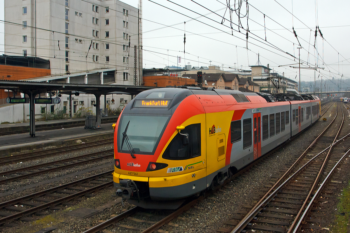 Der 3-teilige Stadler FLIRT 427 541 / 827 041/ 427 041 (94 80 0427 123-5 D-HEB / 94 80 0827 123-1 D-HEB / 94 80 0427 623-4 D-HEB) der HLB Bahn (Hessischen Landesbahn) ist am 30.11.2014 beim Hbf Siegen abgestellt.

Der Triebzug wurde 2010 von Stadler Pankow in Berlin unter den Fabriknummern 38620, 38621 und 38622 gebaut und an die HLB geliefert.


Technische Daten:
Spurweite: 1.435 mm (Normalspur)
Achsformel: Bo'2'2'Bo´
L�nge �ber Scharfenberg-Kupplung: 58.178 mm
Breite:  2.880 mm
H�he: 4.185 mm
Achsabst�nde im Drehgestell: 2.700 mm
Triebraddurchmesser: 870/800 mm (neu/abgenutzt)
Laufraddurchmesser: 750/690 mm (neu/abgenutzt)
Dauerleistung am Rad: 1.500 kW
Max. Leistung am Rad: 1.950 kW
Anfahrzugkraft baulich (bis 55 km/h): 150 kN
Max. Beschleunigung bis 80 km/h: 1,01 m/s�
H�chstgeschwindigkeit: 160 km/h
Leergewicht: 100 t
Speisespannung: 15 kV, 16 1/3 Hz
Sitzpl�tze: 16 (1. Kl.) / 116 (2. Kl.) / 48 Klappsitze
