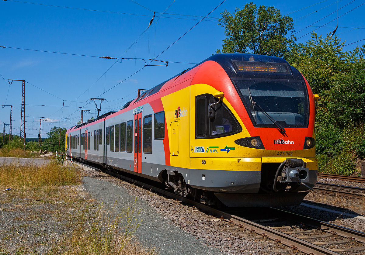 
Der 3-teilige Stadler FLIRT 427 042 / 827 042 / 427 542 (94 80 0427 624-2 D-HEB / 94 80 0827 124-9 D-HEB / 94 80 0427 124-3 D-HEB) der HLB (Hessischen Landesbahn) fährt am 05.08.2018, als RE 98 Siegen - Gießen - Wabern(Bz Kassel) durch Wilnsdorf-Rudersdorf.

Der Triebzug wurde 2010 von Stadler Pankow in Berlin unter den Fabriknummern 38623 bis 38625 gebaut und an die HLB geliefert.