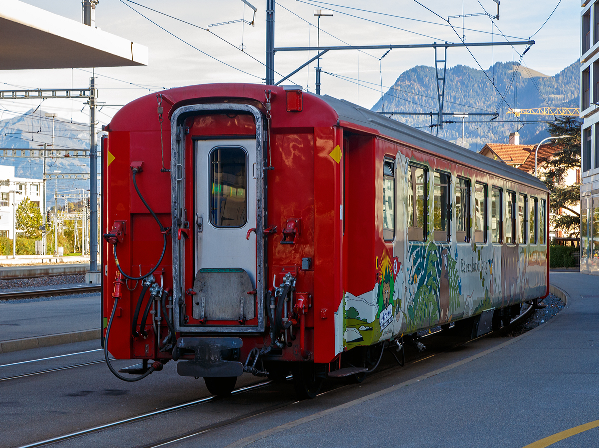 Der 4-achsige RhB Einheitswagen I (EW I) - B 2315  B�renland Arosa , ein 2. Klasse Personenwagen abgestellt am 01.11.2019 in Chur (Bahnhofsvorplatz).

Im August 2018 wurde bei Arosa das B�renland er�ffnet. F�r diesen Anlass hat die RhB die Einheitswagen EW I B 2315 -2319 zu B�renlandwagen innen und au�en umgestaltet. Mit der Bahn anreisende Besucher k�nnen sich bereits w�hrend der Bahnfahrt zum Beispiel mit B�chern einstimmen. 

Mit mehr als 100 Fahrzeugen bilden die als Einheitswagen I bezeichneten Personenwagen bis heute die gr��te Serie im Rollmaterialbestand der RhB. Das Fahrzeugkonzept wurde Anfang der sechziger Jahre in enger Zusammenarbeit zwischen Industrie und RhB entwickelt. Als Neuheit galten damals die Einstiegsbereiche mit WC und Stauraum f�r sperriges Gep�ck an den Wagen�berg�ngen. Folglich weicht das Konzept deutlich von den Mitteleinstiegswagen aus den vierziger Jahren ab.

Die ersten von FFA und SIG gebauten Einheitswagen I wurden Ende 1963 in Betrieb genommen. In einem Zeitraum von etwa zehn Jahren wuchs der Bestand an EW I kontinuierlich. Neben den 18,42 m langen Wagen, die haupts�chlich auf dem Stammnetz eingesetzt werden, kamen auch Sonderbauformen mit Aluminiumwagenkasten hinzu. Zu diesen z�hlen die auf 14,19 m verk�rzten Fahrzeuge f�r den Einsatz auf der Berninabahn.

TECHNISCHE DATEN (B 2315-2319):
Hersteller Wagenkasten: FFA
Hersteller Drehgestelle:  SWP
Inbetriebsetzung: 1969
Betriebsnummern: B 2315-2319
Anzahl Fahrzeuge: 5
Spurweite: 1.000 mm
L�nge �ber Kupplung: 18.420 mm
Breite: 2.650 mm
Achsabstand im Drehgestell: 1.800 mm
Drehzapfenabstand: 12.830 mm
Gewicht: 13.000 kg
Sitzpl�tze: 62
zul. H�chstgeschwindigkeit: 90 km/h
Lauff�hig: Chur-Arosa, StN (Stammnetz) / MGB (Matterhorn Gotthard Bahn) 
Auf der BB (Berniabahn) w�re es m�glich, aber nur bis Alp Gr�m. Denn dahinter werden die Gleisradien zu eng. F�r die BB wurden verk�rzte Einheitswagen beschafft.
