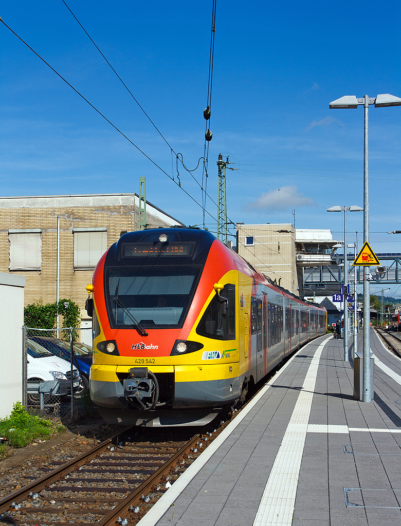 
Der 5-teiliger Stadler FLIRT 429 542 / 429 042 der HLB (Hessischen Landesbahn) f�hrt am 13.08.2014 von Hbf Marburg/Lahn als RB 30   Main-Weser-Bahn  (Umlauf HLB 24955), Verbindung Marburg - Gie�en - Frankfurt am Main Hbf, in Richtung Gie�en los.

In Gie�en wird der Zug mit dem RB 40 aus Siegen gekoppelt und diese fahren dann in Mehrfachtraktion als RE 40 weiter in Richtung Frankfurt am Main Hbf.