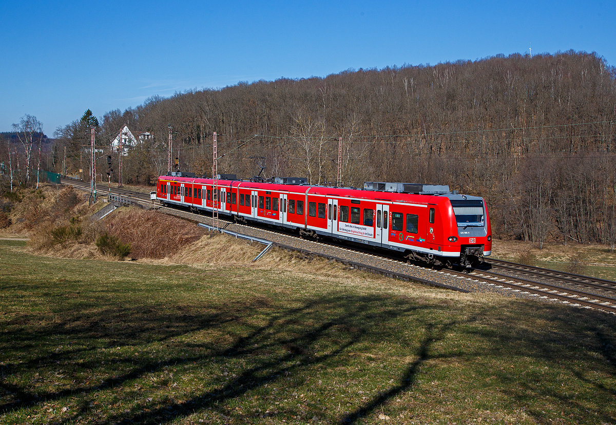 Der „Quietschie“ 425 066-8 / 425 566-7 der DB Regio f�hrt am 10.03.2022 auf Tfzf bei Rudersdorf (Kr. Siegen) �ber die Dillstrecke (KBS 445) in Richtung Frankfurt am Main.

Einen lieben Gru� an den netten tf zur�ck.

Der dreiteilige ET wird auch von der DB Regio AG unter db-gebrauchtzug.de zu Verkauf angeboten.