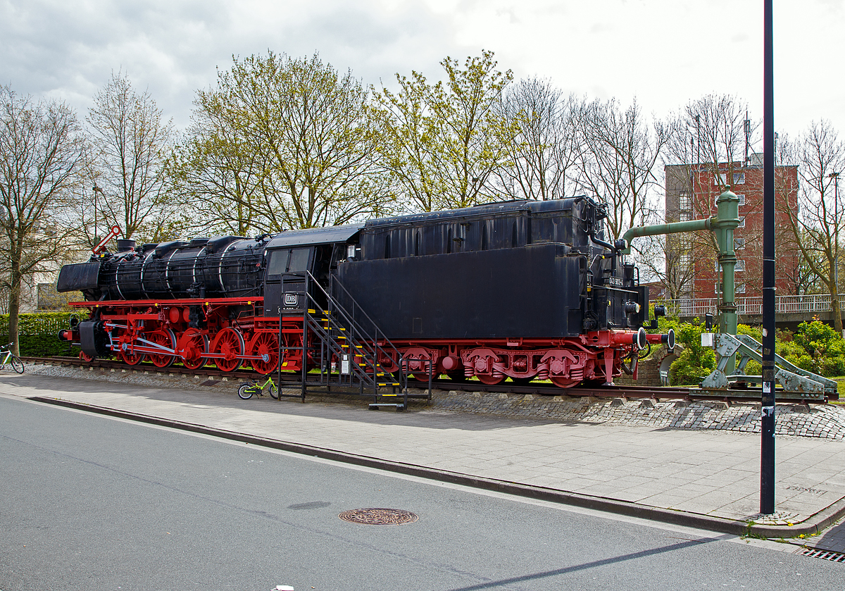 Der aller letzte eingesetzte „Jumbo“....

Die Denkmallok ex DB 043 903-4, ex DB/DR 44 903, am 01.05.2011 auf dem Bahnhofsvorplatz in Emden. Sie war die letzte eingesetzte Dampflok der Deutschen Bundesbahn (nach der deutschen Wiedervereinigung gab es kurz wieder Dampfloks bei der DB AG). Als letzte Leistung beförderte 043 903-4 am 26.10.1977 für das Neubauamt Nord den Arbeitszug Az 81354 (bestehend aus einem Hilfszug-Gerätewagen) von Oldersum nach Emden Rbf, der letzte planmäßig mit Dampflok beförderte Zug der Deutschen Bundesbahn. Um 15:45 Uhr lief das kurze Gespann in Emden ein. Nach der letzten Kontrolle, wie sie nach Abschluss jeder Fahrt vorgeschrieben ist, durch den Lokführer und Heizer kurz nach 16 Uhr verabschiedet. Damit endete bei der Deutschen Bundesbahn das Zeitalter der Dampflokomotive im Bw Emden am 26. Oktober 1977 um 16:04 Uhr.