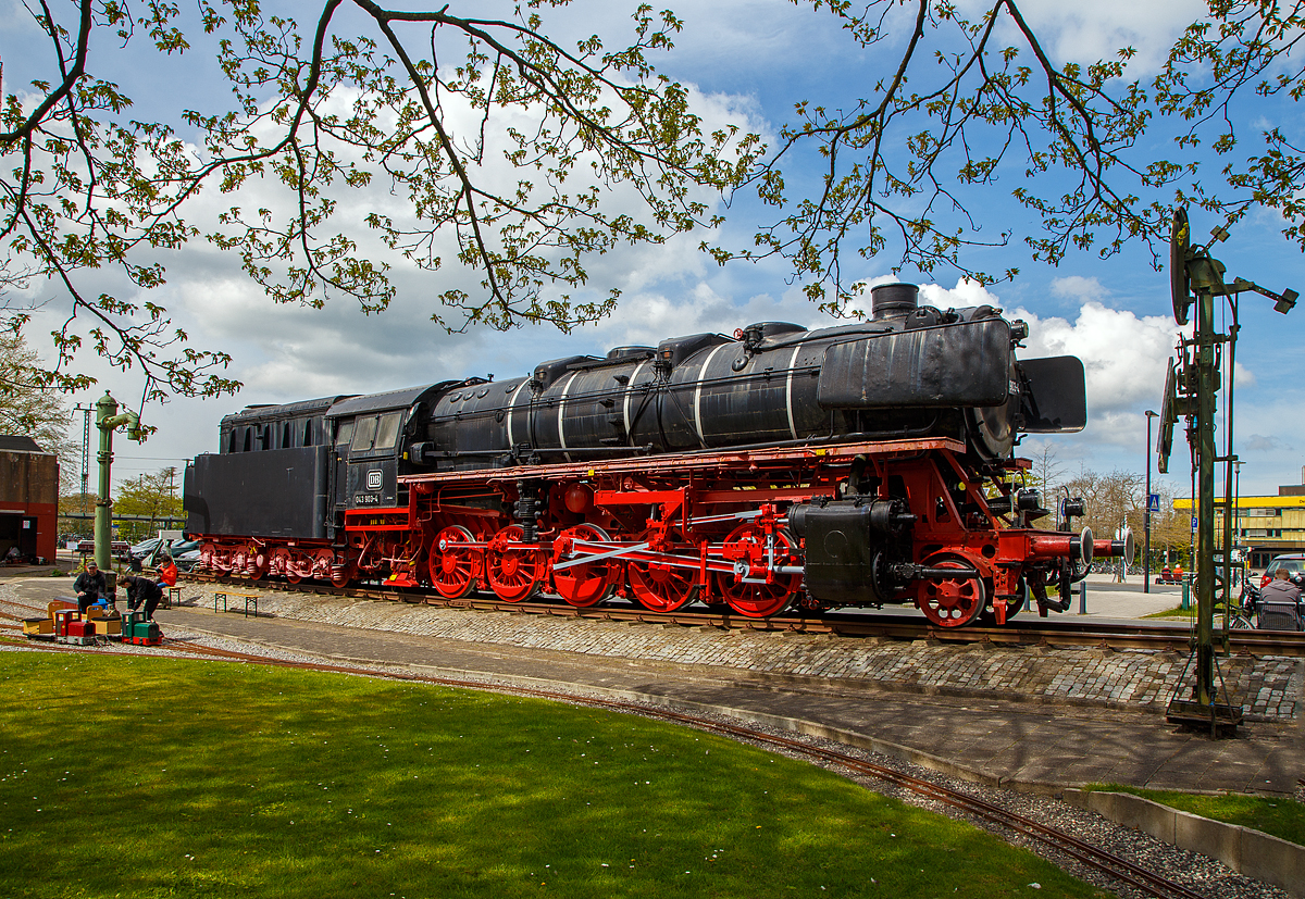 Der aller letzte eingesetzte „Jumbo“....
In Doppeltraktion zogen sie bis in die 1970er-Jahre die ber�hmten 4.000 t-Erzz�ge „Langer Heinrich“ auf der Emslandstrecke zwischen Emden Au�enhafen und Rheine. Der Name „Langer Heinrich“ r�hrte daher, dass f�r die 4000-Tonnen-Z�ge Waggons mit verst�rkten Kupplungen eingesetzt werden mussten, die seitlich durch ein gro�es „H“ („H wie Heinrich“). Auf der Emslandstrecke hatten diese Z�ge Vorrang, die Durchfahrt ohne Zwischenhalt zwischen Emden und Rheine war sicherzustellen, bei Bedarf wurden daf�r auch D-Z�ge auf ein �berholgleis geschickt. 

Die Denkmallok ex DB 043 903-4, ex DB/DR 44 903, am 01.05.2011 auf dem Bahnhofsvorplatz in Emden. Sie war die letzte eingesetzte Dampflok der Deutschen Bundesbahn (nach der deutschen Wiedervereinigung gab es kurz wieder Dampfloks bei der DB AG). Als letzte Leistung bef�rderte 043 903-4 am 26.10.1977 f�r das Neubauamt Nord den Arbeitszug Az 81354 (bestehend aus einem Hilfszug-Ger�tewagen) von Oldersum nach Emden Rbf, der letzte planm��ig mit Dampflok bef�rderte Zug der Deutschen Bundesbahn. Um 15:45 Uhr lief das kurze Gespann in Emden ein. Nach der letzten Kontrolle, wie sie nach Abschluss jeder Fahrt vorgeschrieben ist, durch den Lokf�hrer und Heizer kurz nach 16 Uhr verabschiedet. Damit endete bei der Deutschen Bundesbahn das Zeitalter der Dampflokomotive im Bw Emden am 26. Oktober 1977 um 16:04 Uhr.

Bei der Emder Denkmallok handelt es sich um eine Einheitslokomotive der Baureihe 44, von der fast 2.000 Exemplare f�r den schweren G�terzugdienst beschafft wurde. Die 44 903 wurde 1943 im besetzten Frankreich von der Compagnie Gen�rale de Construction de Locomotives Batignolles-Ch�tillon in Nantes-St. Joseph unter der Fabriknummer 695 gebaut. Nach der Abnahme am 26.10.1943 reihte die Deutsche Reichsbahn sie als 44 903 in ihren Fahrzeugpark ein. Es handelte sich um eine bereits etwas vereinfachte Ausf�hrung der Baureihe 44, die als „�bergangs-Kriegslokomotive“ (kurz „44 �K“) bezeichnet wurde. 44 903 geh�rt zu den w�hrend der deutschen Besatzungszeit gebauten Lok der Reihe 44, die aus unerfindlichen Gr�nden nach dem Krieg nicht wie gefordert an Frankreich abgegeben wurden.

Die Baureihe 44 hat sehr viel Dampf und entsprechend viel Kohle verbraucht. Um die Arbeit zu vereinfachen und die Leistung konstant zu halten, wurden ab 1958 bei der DB 36 Loks auf �lhauptfeuerung umgebaut. Bei der �lhauptfeuerung wird das z�he, im kalten Zustand fast feste Schwer�l im Tender auf circa 70 �C vorgew�rmt, damit es flie�f�hig wird, durch einen Dampfstrahl im Brennraum zerst�ubt und dann verbrannt.

Der Umbau auf �lhauptfeuerung erfolgte zwischen dem 21.April und dem 15.Juni 1960 im AW Braunschweig, dabei bekam die Lok den Kessel von der Lok 44 456. Der Kessel war 1941 von Henschel in Kassel unter der Fabriknummer 26065 gebaut worden. Durch den Umbau von Kohle- auf �lfeuerung erhielt die Lok ab 1968 die EDV-gerechte Nummer 043 903-4. Die 44er mit Kohlefeuerung wurden als DB 044 gereiht, die mit �lhauptfeuerung als DB 043, diese Baureihennummer war bei der DB frei, da alle Fahrzeuge der urspr�nglichen DR-Baureihe 43 nun zum Bestand der DR geh�rten.

Am 06.12.1978 erwarb der neu gegr�ndete Verein  Arbeitskreis zur Aufstelllung und Erhalt einer Denkmallok e.V.  die abgestellte 043 903-4.Seit dem 6.12.1980 steht die Dampflok nun auf ihrem Sockel am Bahnhofspatz. Im Jahr 2020 wurden durch die Mitglieder �berpr�fungen zum Zustand der Lok angestellt. Die Lok bedarf nun wieder einer gr�ndlichen Aufarbeitung, welche jedoch nicht auf dem Sockel am Emder Hauptbahnhof durchgef�hrt werden kann. Hier entwickelte sich im Verein die Idee die Denkmallok wieder betriebsf�hig aufzuarbeiten. Aus diesem Grund wurden mehrere Fachwerkst�tten zu Begutachtungen eingeladen, um die Machbarkeit der betriebsf�higen Aufarbeitung zu pr�fen. 

Die Maschine verf�gt �ber ein Drei-Zylinder-Triebwerk, f�nf Antriebsachsen und einen Schlepptender, Typ 2'2' T34 �l, in dem sie 12 m� �l und 34 Kubikmeter Wasser mitf�hren kann. Sie erreicht eine maximale Leistung von 1.545 kW / 2.100 PSi. 

TECHNISCHE DATEN
Gebaute St�ckzahl: ca. 2.000 
Spurweite:  1.435 mm (Normalspur)
Bauart  1'E h3
Gattung:  G 56.20
L�nge �ber Puffer:  22.620 mm
H�he:  4.550 mm
Fester Radstand:  3.400 mm
Gesamtradstand:  9.650 mm
Dienstgewicht:  169,8 t (mit Tender)
Radsatzfahrmasse:  19,8 t
H�chstgeschwindigkeit: 80 km/h (r�ckw�rts nur 50 km/h)
Leistung: 1.545 kW / 2.100 PSi (mit �lfeuerung)
Treibraddurchmesser:  1.400 mm
Laufraddurchmesser vorn:  850 mm
Zylinderanzahl:  3
Zylinderdurchmesser:  550 mm
Kolbenhub:  660 mm
Kessel�berdruck:  16 bar
Rostfl�che:  4,55 m�
�berhitzerfl�che:  100,00 m�
Verdampfungsheizfl�che:  237,67 m�
Bremse:  selbstt�tig wirkende Einkammerdruckluftbremse Bauart Knorr
Steuerung:  Bauart Heusinger
Tender: 2´2´T34 �l
�lvorrat:  12 m�
Wasservorrat: 34 m�
