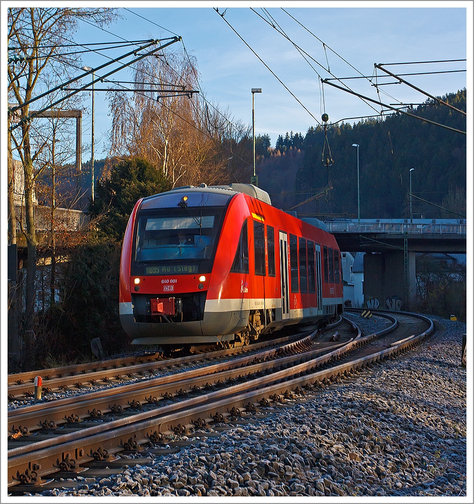 Der Alstom Coradia LINT 27 - 640 001 der DreiL�nderBahn erreicht gleich (am 16.12.2013), als RB 95  Sieg-Dill-Bahn  (Dillenburg-Siegen-Au/Sieg) den Bahnhof Betzdorf/Sieg. Hier bei km 122,8 der KBS 460  Siegstrecke .