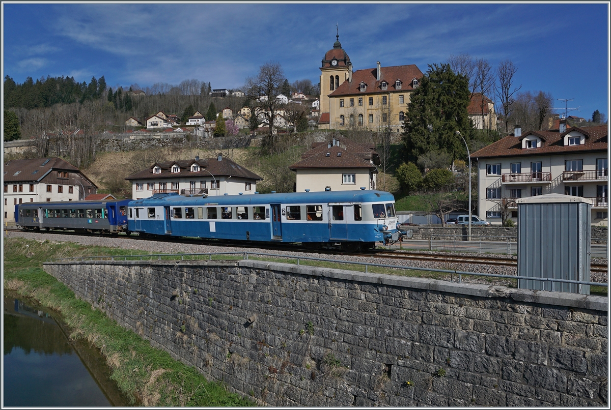 Der  Assosiation l'autrail X2800 du Haut Doubs  X 2816 mit seinem unpassenden Beiwagen erreicht im Rahmen einer Ostersonderfahrt in Kürze sein Ziel Morteau. 

16. April 2022 