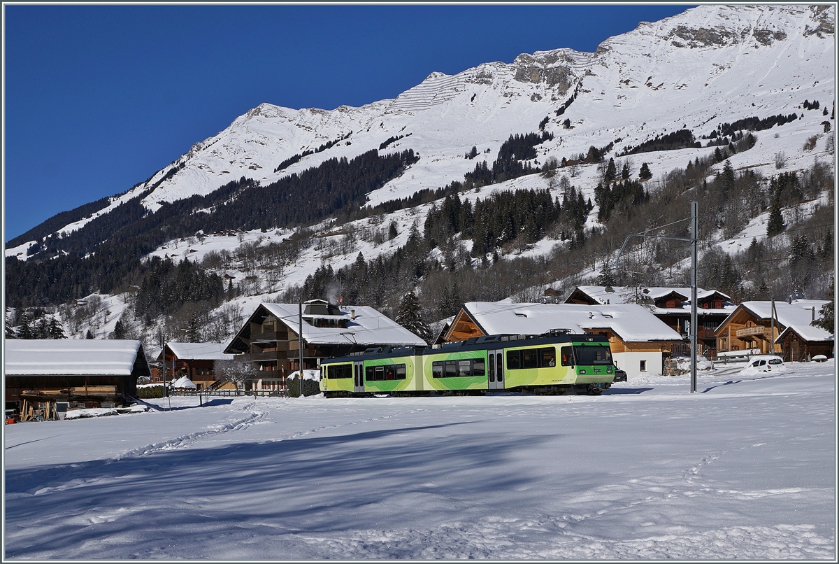Der auf der AOMC und ASD einsetzbare TPC Beh 4/8 591 erreicht als Regionalzug R 436 bei den ersten Häusern von Les Diablerets sein Ziel in Kürze.

11. Januar 2021