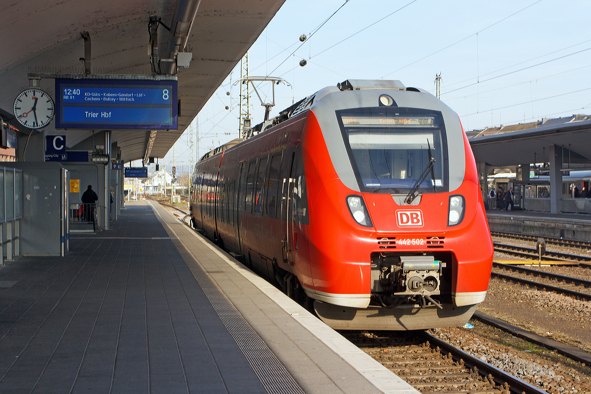 Der  Baby-Hamster  442 002 / 442 502 (94 80 0442 002-2 D-DB / 94 80 0442 502-1 D-DB) ein kleiner zweiteiliger Bombardier Talent 2 der DB Regio mit dem Taufnamen  Ediger-Eller   steht am 23.11.2014, als RB 81  Moseltal-Bahn  (Koblenz – Cochem – Wittlich – Trier), am Gleis 8 im Hbf Koblenz zur Abfahrt bereit.

Der Triebzug wurde 2009 unter den Fabriknummern HEN 25298 und HEN HEN 25299bei Bombardier Transportation GmbH in Hennigsdorf gebaut, die Abnahme erfolgte jedoch erst am 16.08.2013. 