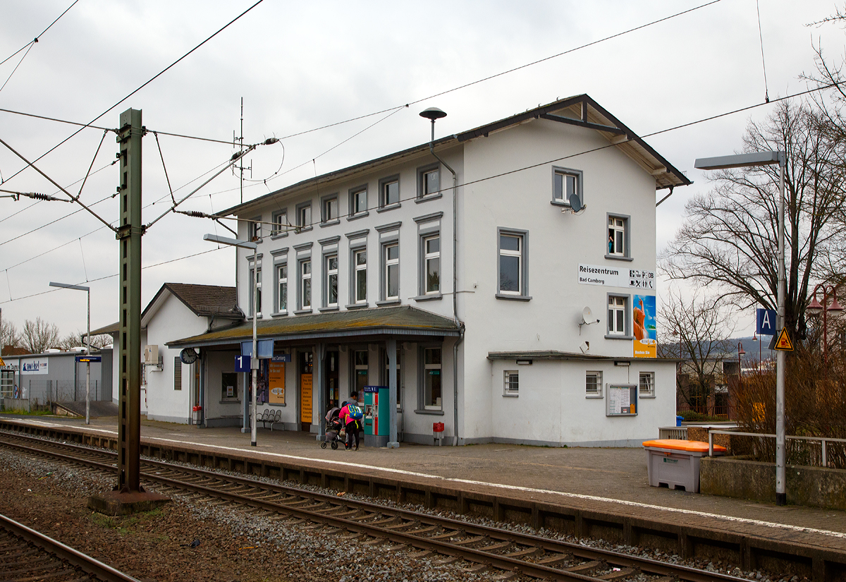 
Der Bahnhof Bad Camberg von der Gleisseite am 13.01.2018. 
Der Bahnhof Bad Camberg liegt bei km 49,3 an der Main-Lahn-Bahn (KBS 627).