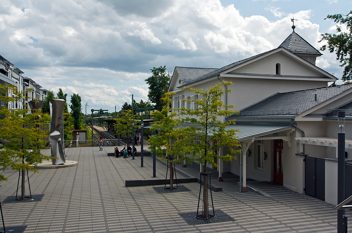 
Der Bahnhof Bad Soden (Taunus) in Bad Soden am Taunus am 11.08.2014. Der Kopfbahnhof ist der nördliche Endpunkt der Sodener Bahn (KBS 643), sowie der Limesbahn (KBS 645.3). 
Das ehemalige 1847 gebaute Empfangsgebäude gehört heute der ansässigen Messer Group, die hier ihre Mitarbeiter Kantine einrichten wird.
Die Bahnsteige wurden etwas zurück versetzt.