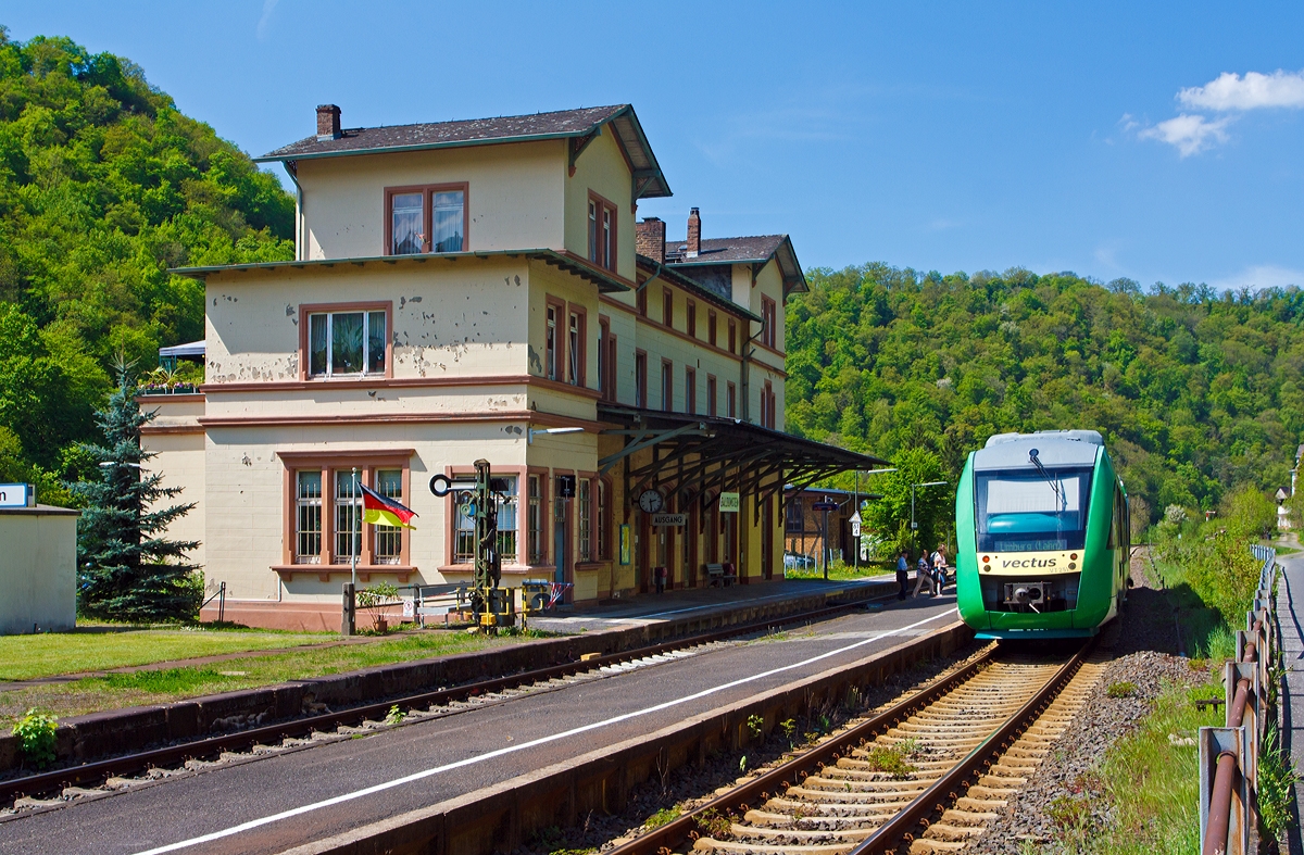 Der Bahnhof Balduinstein, an der KBS 625 - Lahntalbahn (km 61,4), am 05.05.2013.

Das spätklassizistische Bahnhofsgebäude entstand nach Plänen des Diezer Architekten Heinrich Velde, der auch zahlreiche weitere Bauten entlang der Bahnstrecke entwarf. Der zweigeschossige Bau wurde mit dreigeschossigen Eckbauten und laubenartiger Vorhalle sehr großzügig ausgeführt. Erzherzog Stefan Franz Viktor von Österreich, der sich seit 1850 in seine anliegende Grafschaft Holzappel zurückgezogen hatte, wünschte ein repräsentatives Empfangsgebäude für seine Gäste auf der soeben neu gestalteten Schaumburgund war in dieser Sache beim regierenden Adolph von Nassau vorstellig geworden.

Das für die herzoglichen Gäste vorgesehene  Fürstenzimmer , welches über einen eigenen Eingang vom Bahnhofsvorplatz sowie Bahnsteigzugang verfügte, erwies sich mit 15 Quadratmeter Grundfläche spätestens im Sommer 1863 als zu klein. Erzherzog Stefan bat daraufhin darum, auch  das Eckzimmer des ersten Stockes  als Warteraum für seine Gäste nutzen zu dürfen. Heutzutage wird das  Fürstenzimmer  als regulärer Bahnsteigzugang für alle Fahrgäste genutzt.

Am 9. September 1991 wurde das Bahnhofsgebäude in die Denkmalliste des Landes Rheinland-Pfalz aufgenommen. Die Kreisverwaltung des Rhein-Lahn-Kreises teilte dazu mit, der Bahnhof Balduinstein sei  ein Zeugnis des künstlerischen Schaffens und des technischen Wirkens [.....] im Lahntal . Zudem sei das Gebäude  kennzeichnendes Merkmal  des Ortes, an der Erhaltung und Pflege bestehe aus städtebaulichen wie künstlerischen Gründen öffentliches Interesse.