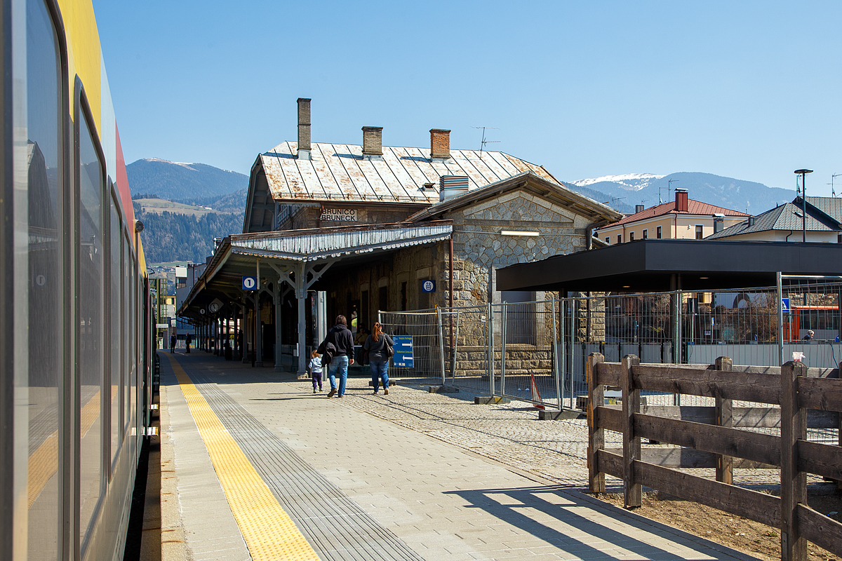 Der Bahnhof Bruneck / Brunico an der Pustertalbahn (im Osten Südtirols) am 27.03.2022.

Der Bahnhof befindet sich auf 828 m Höhe in Bruneck, dem Hauptort des Pustertals. Die etwas östlich gelegene Innenstadt ist vom nahe der Rienz gelegenen Bahnhof schnell erreichbar.