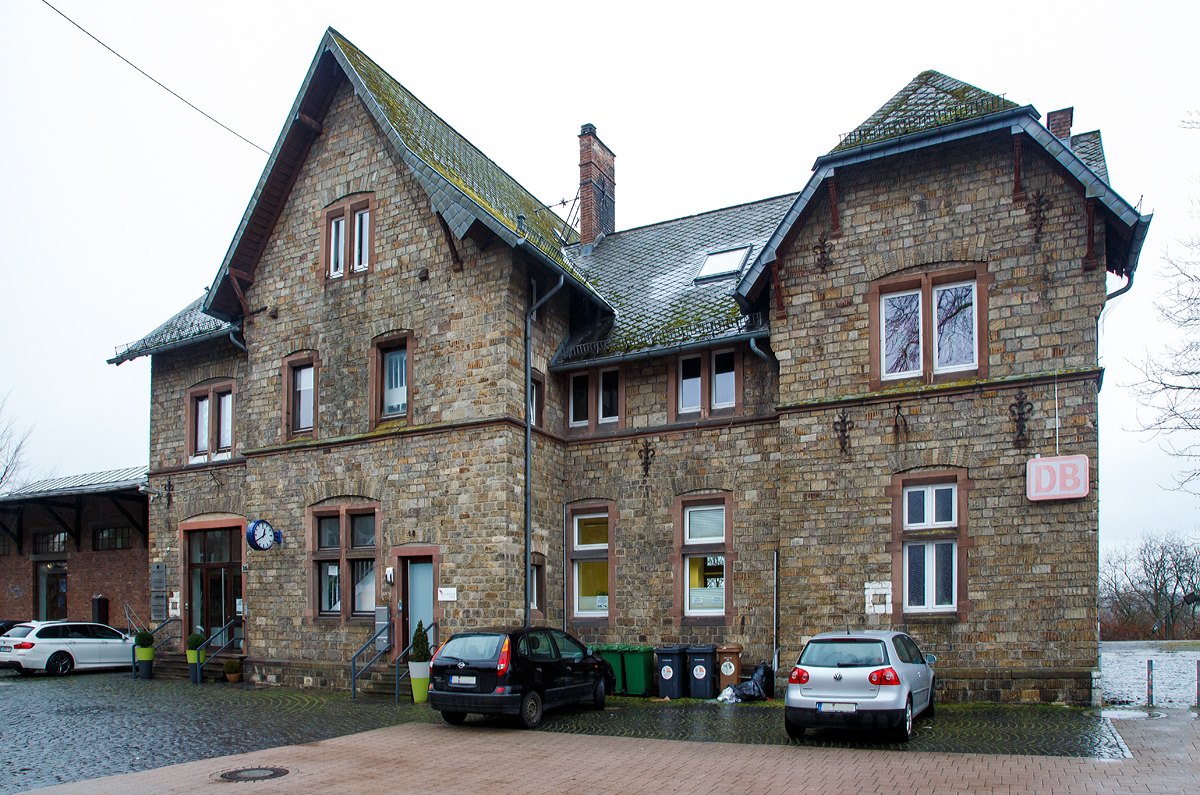 
Der Bahnhof Hachenburg am 04.01.2018, von der Stra�enseite.
Der Bahnhof Hachenburg liegt an der ca. 65 km langen Eisenbahnstrecke Limburg–Altenkirchen „Oberwesterwaldbahn“ (KBS 461). Die Strecke wird f�lschlicherweise teilweise auch als Westerwald-Sieg-Bahn bezeichnet, dieses ist die neue Bezeichnung der hier haltenden Regionalbahnlinie RB 90 der Hessischen Landesbahn von Siegen �ber Betzdorf(Sieg) - Au (Sieg) – Altenkirchen – Hachenburg – Westerburg nach Limburg. 

Die RB 90 f�hrt zwischen Siegen und Westerburg im Stundentakt. Zwischen Westerburg und Limburg jedoch nur im Zweistundentakt, da die erforderlichen Infrastrukturma�nahmen nicht fertiggestellt  wurden.In Sto�zeiten wird zwischen Betzdorf und Altenkirchen im 30-Minuten-Takt gefahren. Einzelne Z�ge fahren auch ab/bis Kreuztal.