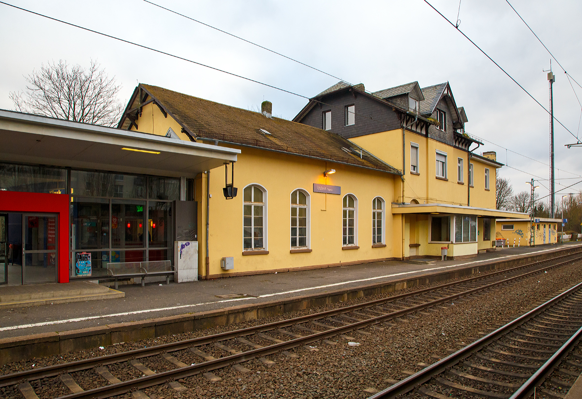 
Der Bahnhof Idstein (Taunus) von der Gleisseite am 13.01.2018. Der Bahnhof Bad Camberg liegt bei km 39,7 an der Main-Lahn-Bahn (KBS 627).