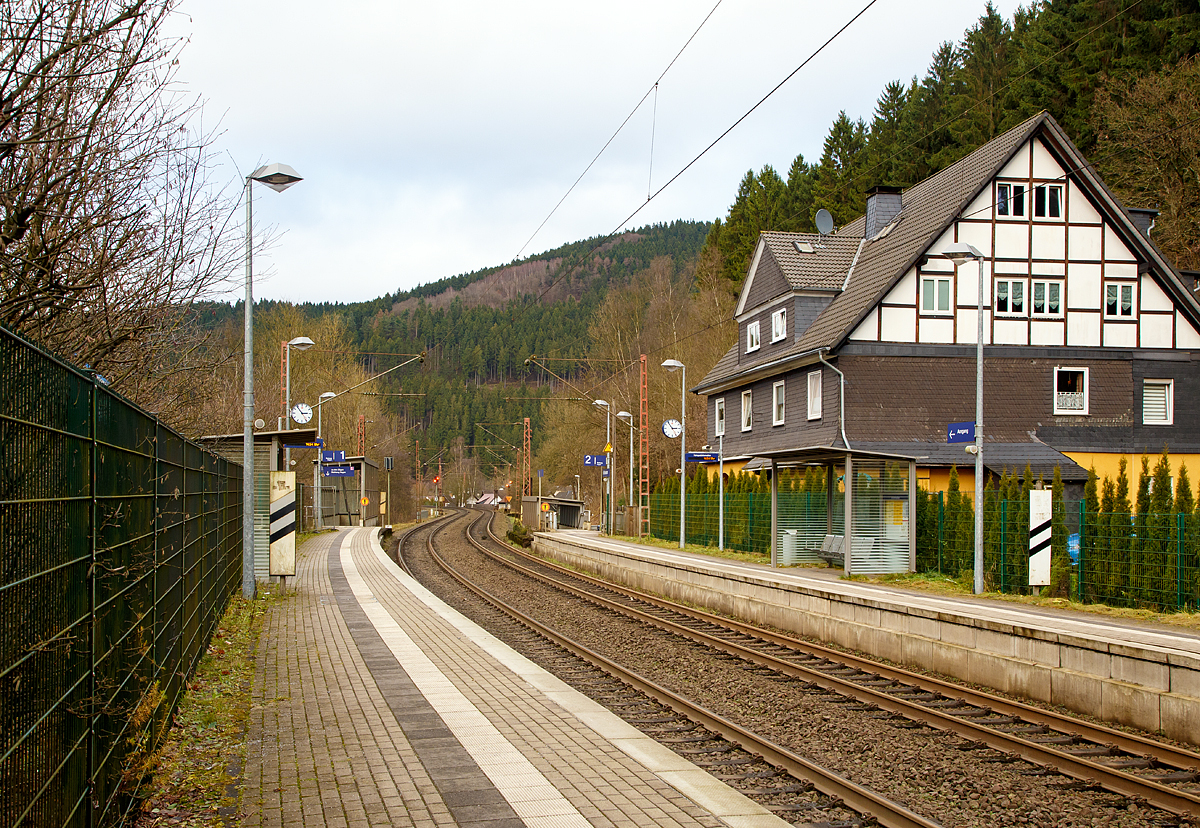 
Der Bahnhof Kirchhundem bei 76,2 km an der Ruhr-Sieg-Strecke (KBS 440) am 25.12.2017 von der Gleisseite (Blickrichtung Altenhundem). Heute ist er eigentlich nur noch ein Haltepunkt für die Regionalbahn (RB 91).

Zum Fahrplanwechsel am 10. Dezember 2017 verkehr t auf der Linie RB91 „Ruhr-Sieg-Bahn“  zwischen Siegen – Finnentrop die Hessische Landesbahn wieder mit vereinzelten Fahrten ergänzend zum Regelfahrplan der Abellio Rail NRW GmbH (Siegen – Finnentrop – Hagen) und zwar:
RB 91 „Ruhr-Sieg-Bahn“ Siegen – Finnentrop (täglich) als Zugnummer RB 24398 in Kirchhundem ab 23:44 Uhr und RB 91 „Ruhr-Sieg-Bahn“ Finnentrop – Siegen (Mo-Fr) als Zugnummer RB 24399 in Kirchhundem ab 4:16 Uhr 
Der RE 16 (Ruhr-Sieg-Express) hält nicht in Kirchhundem.

Die Ruhr-Sieg-Strecke ist eine 106 Kilometer lange zweigleisige, elektrifizierte Hauptstrecke von Hagen nach Siegen über Iserlohn-Letmathe, Finnentrop und Kreuztal. Die tunnelreiche Strecke führt überwiegend durch das Tal der Lenne und südlich von Lennestadt-Altenhundem über die Wasserscheide zwischen Ruhr und Sieg.

Noch heute werden schwere Güterzüge Richtung Süden zwischen Lennestadt-Altenhundem und Welschen Ennest bzw. Kreuztal mit einer zusätzlichen Lok nachgeschoben. Diese fährt danach wieder zurück nach Lennestadt-Altenhundem. Die Steigung beträgt zwar nur 12 ‰, ist aber sehr lang und kurvenreich. Daher sind häufige Geschwindigkeitswechsel notwendig. Vor der Elektrifizierung der Ruhr-Sieg-Strecke wurden fast alle Güterzüge bis Welschen Ennest nachgeschoben. Seltener hatten und haben Güterzüge ab Kreuztal bis Welschen Ennest diese Unterstützung.
